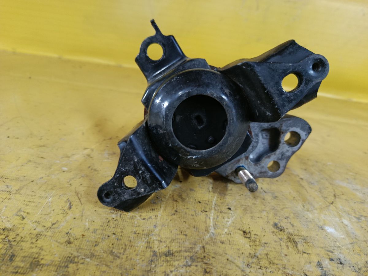 Подушка двигателя на Toyota Vitz SCP10 1SZ-FE Фото 4