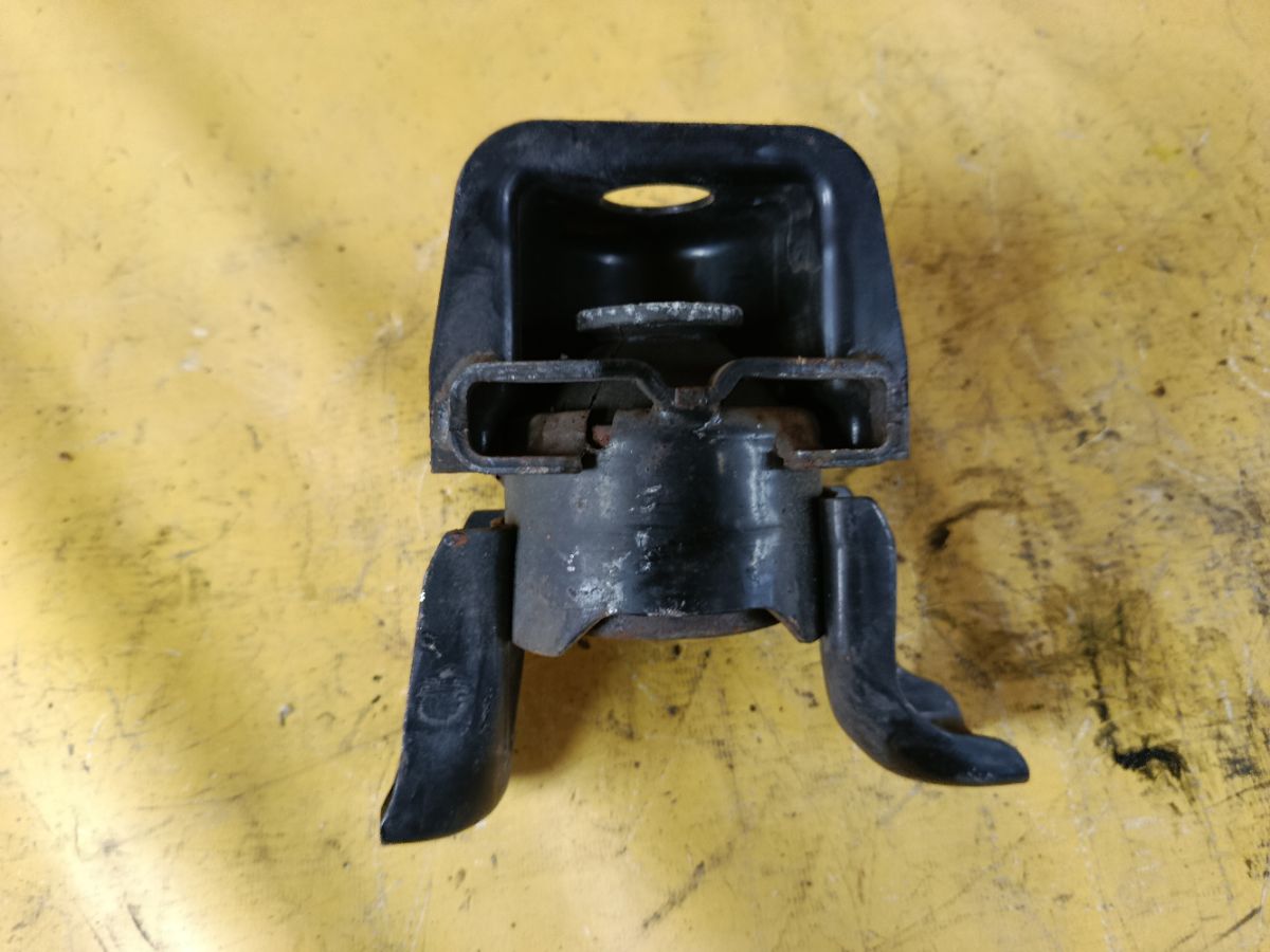 Подушка двигателя 12305-37050 на Toyota Noah ZRR70G 3ZR-FAE Фото 1