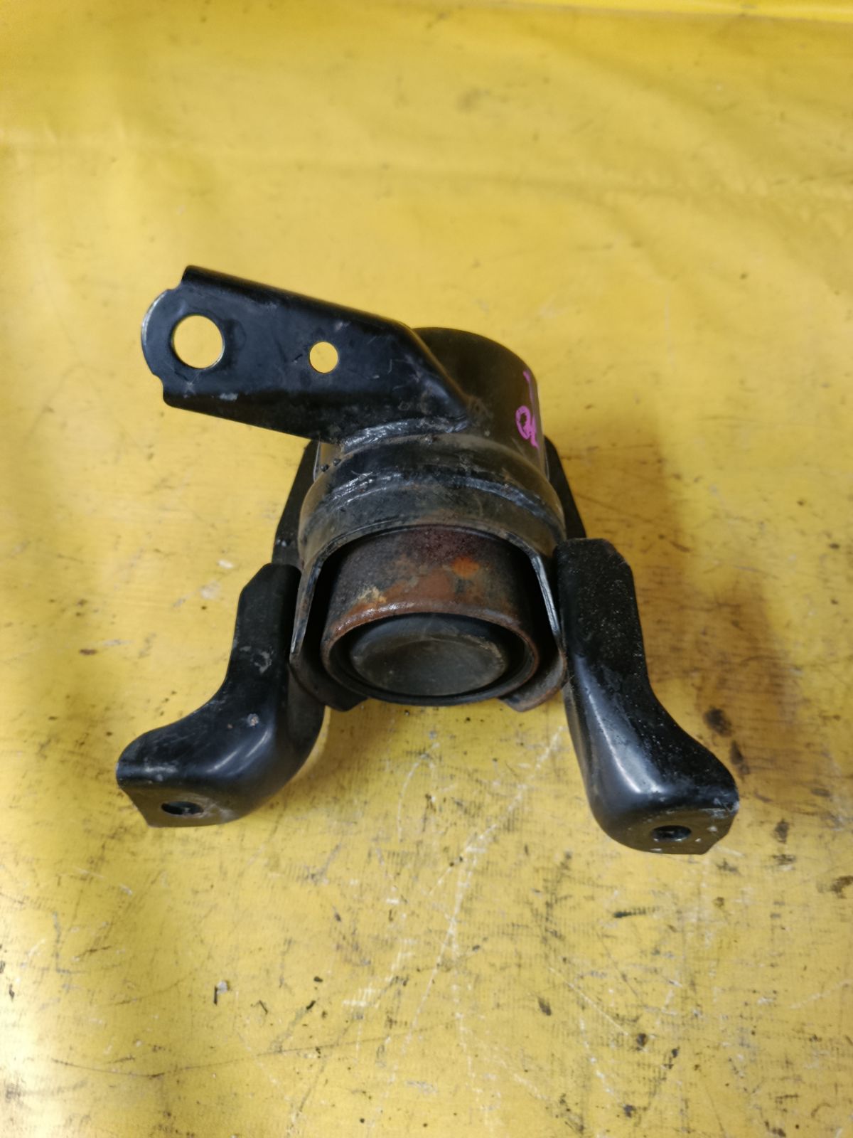 Подушка двигателя 12305-37050 на Toyota Noah ZRR70G 3ZR-FAE Фото 2