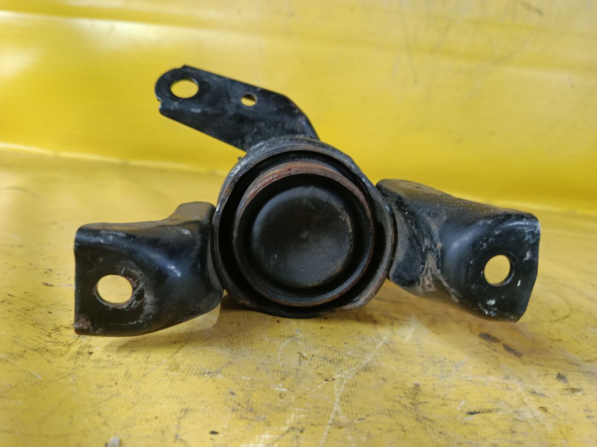 Подушка двигателя 12305-37050 на Toyota Noah ZRR70G 3ZR-FAE Фото 3