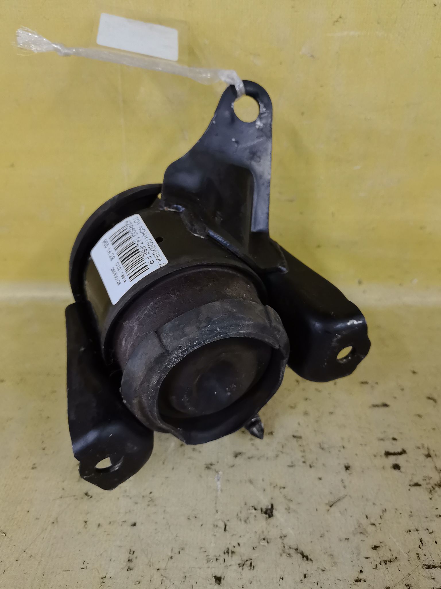Подушка двигателя на Toyota Noah AZR60G 1AZ-FSE Фото 2