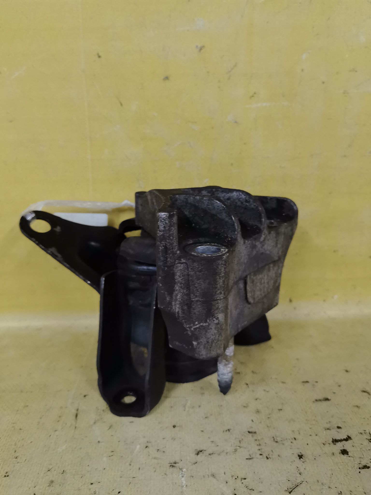 Подушка двигателя на Toyota Noah AZR60G 1AZ-FSE Фото 1
