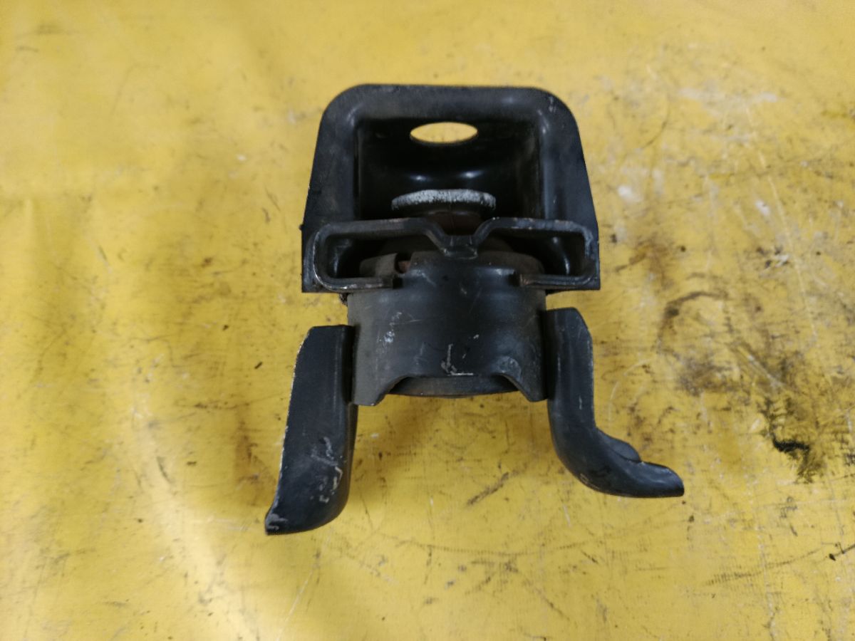 Подушка двигателя 12305-37050 на Toyota Noah ZRR70G 3ZR-FAE Фото 1