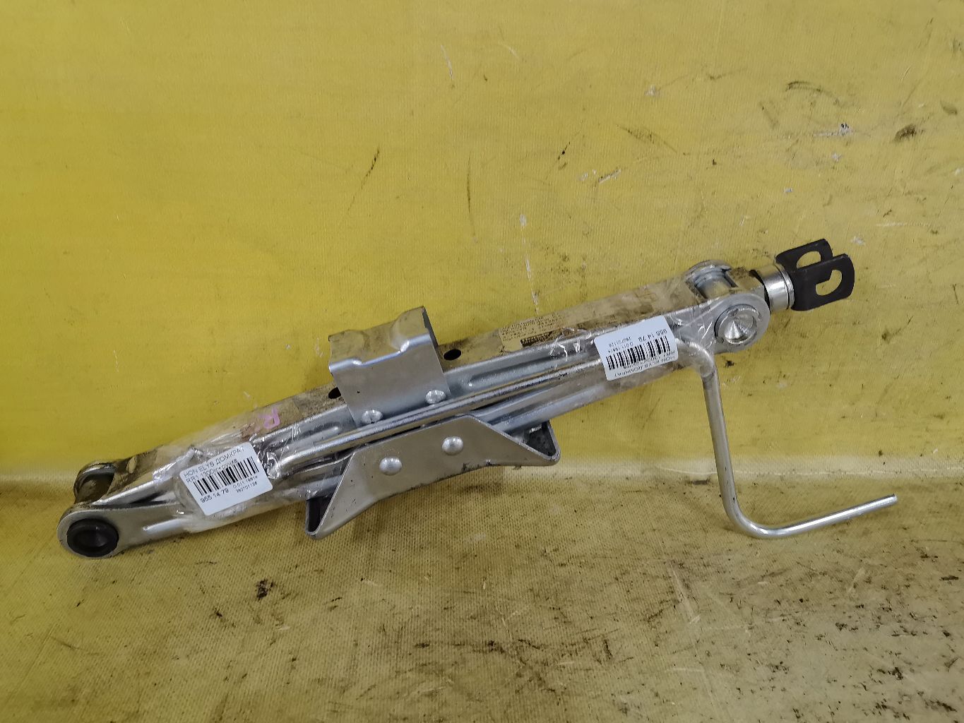Домкрат на Honda Elysion RR1 Фото 1