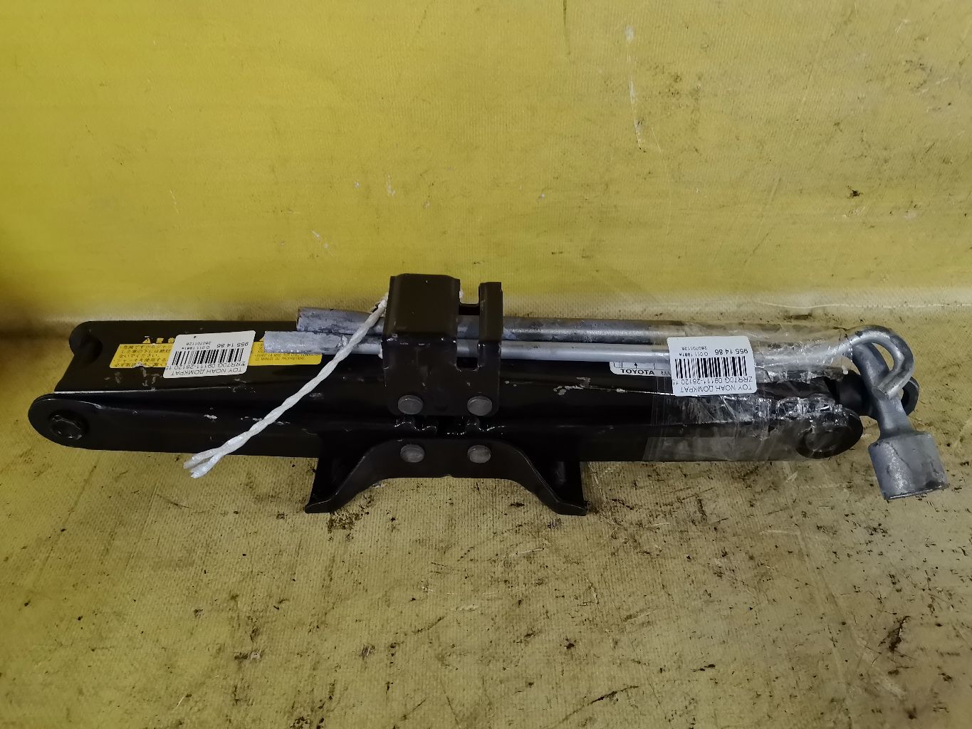 Домкрат 09111-28120 на Toyota Noah ZRR70G Фото 1