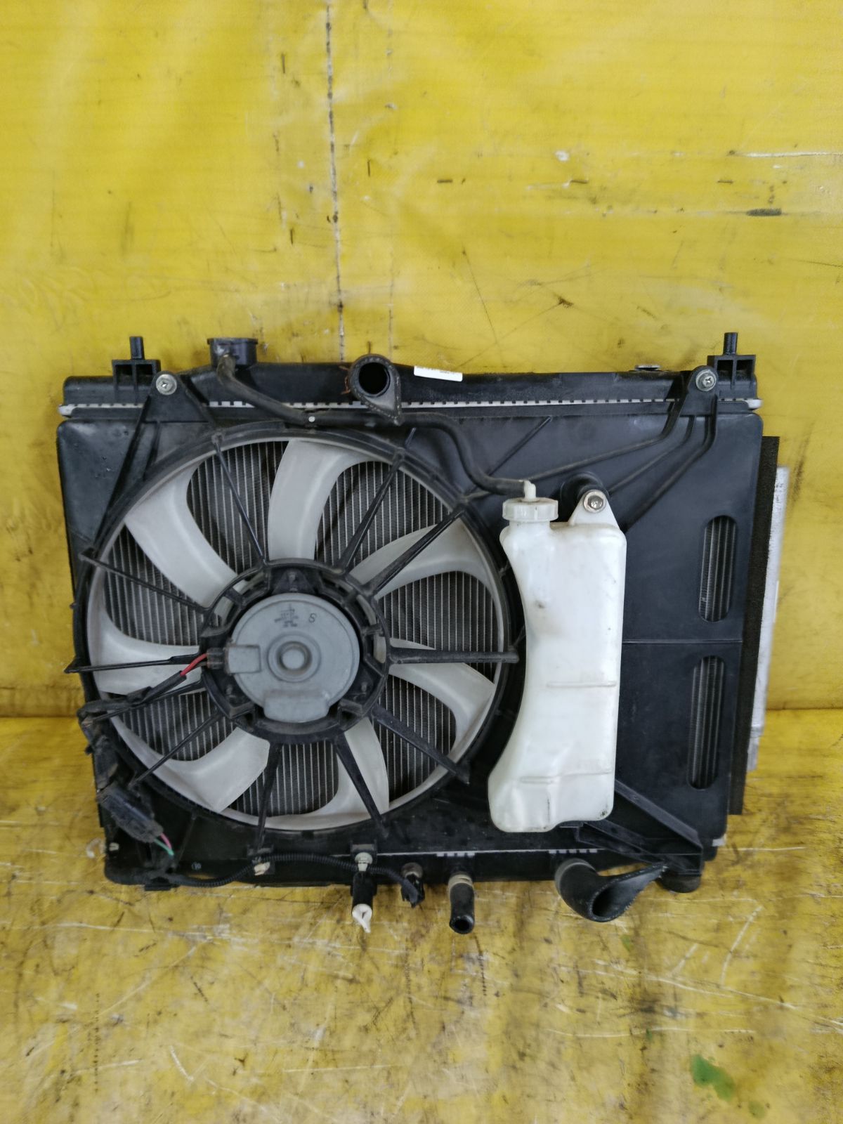 Радиатор ДВС 223000-3150, 7101-T5A0-0000-M1, 705A-T5A0-0000-M1 на Honda Fit GK3 L13B Фото 2