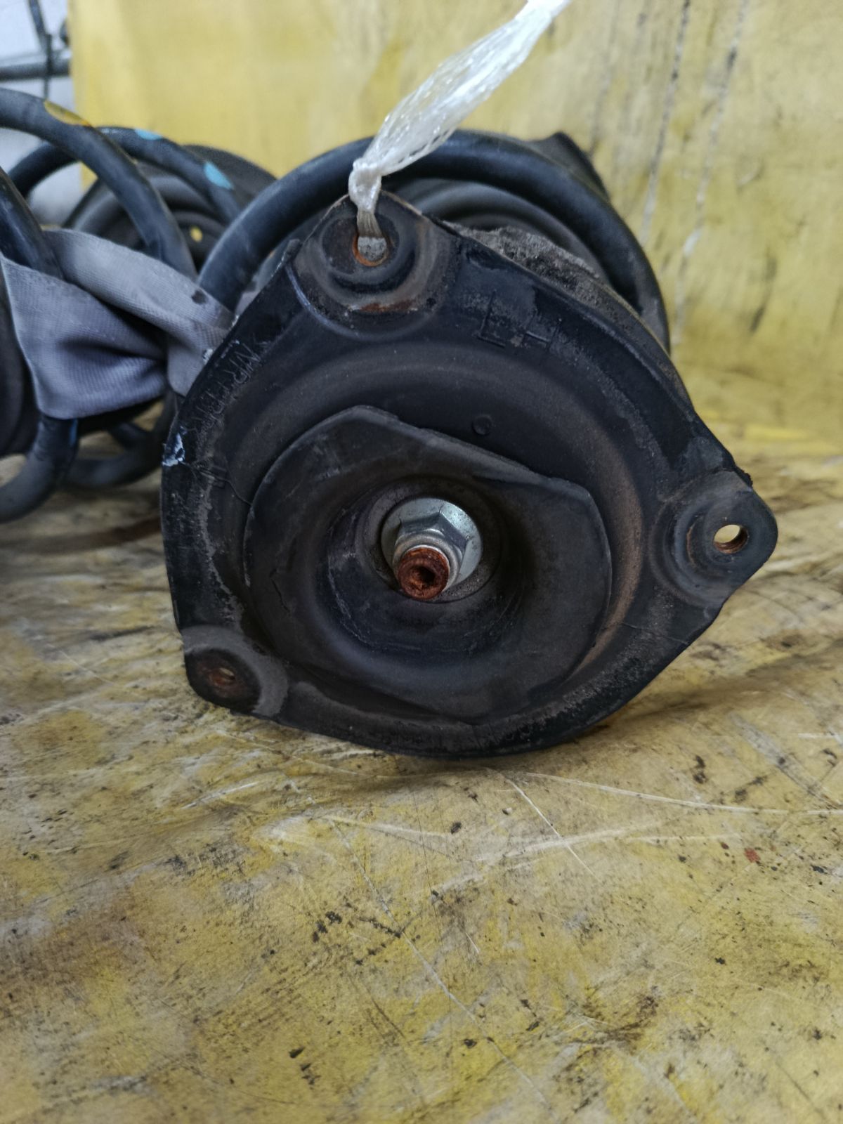 Стойка амортизатора 54303-1VA1A, 54302-1VA1A на Nissan Serena HFC26 MR20DD Фото 3