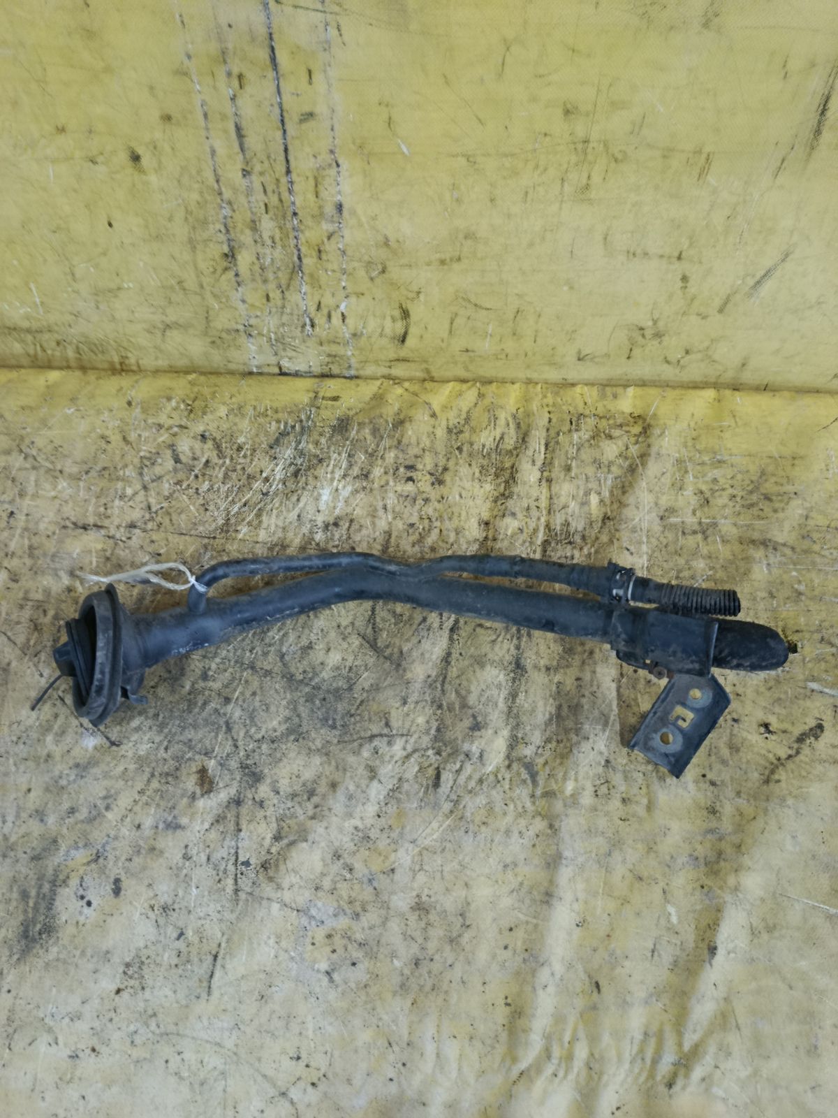 Заливная горловина топливного бака на Nissan March AK12 CR12DE Фото 1