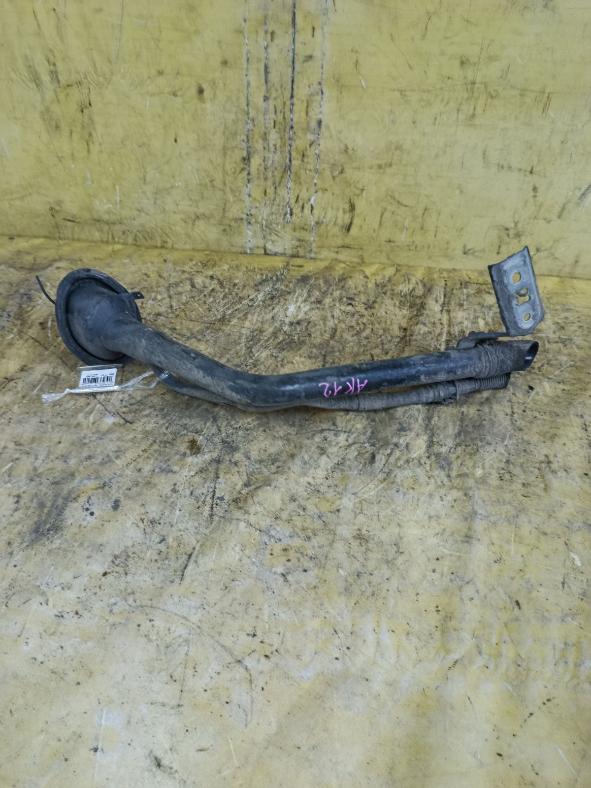 Заливная горловина топливного бака на Nissan March AK12 CR12DE Фото 2