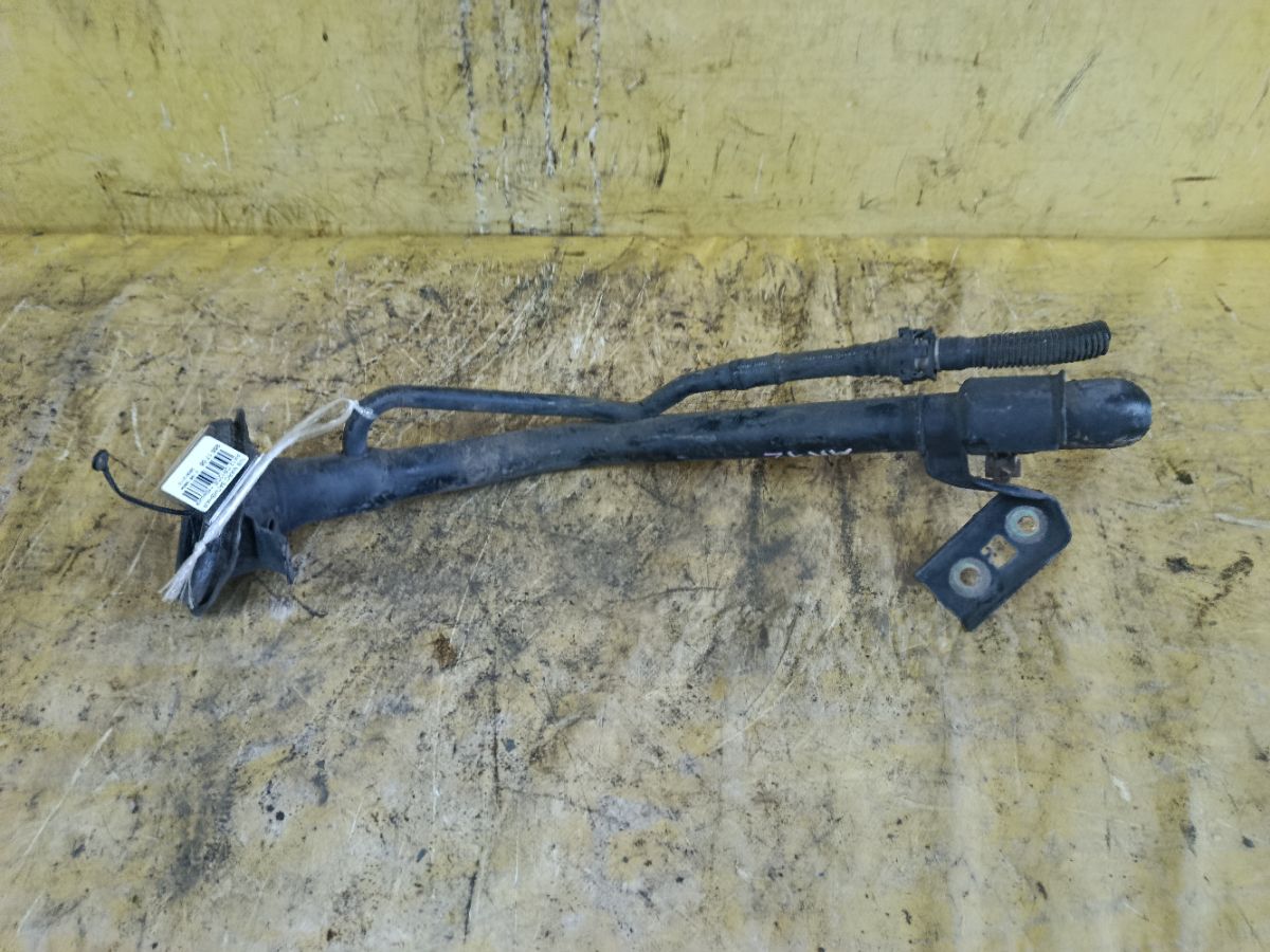 Заливная горловина топливного бака на Nissan March AK12 CR12DE Фото 1