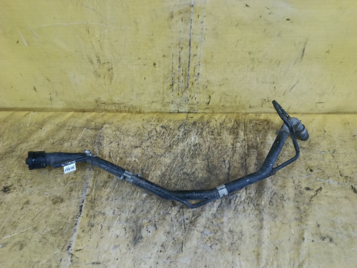 Заливная горловина топливного бака 77201-28240, 77201-28290 на Toyota Noah AZR65G 1AZ-FSE Фото 1