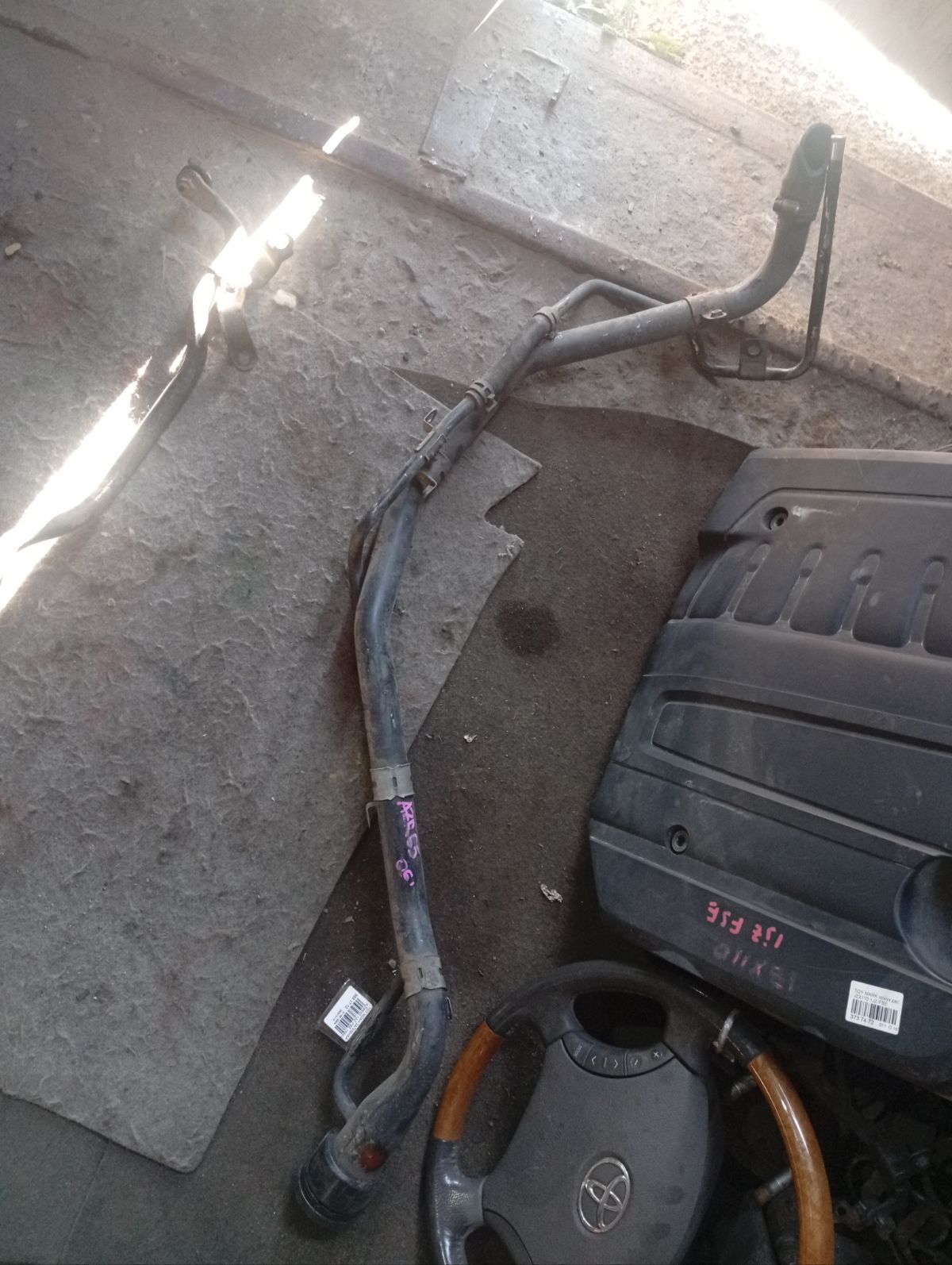 Заливная горловина топливного бака 77201-28240, 77201-28290 на Toyota Noah AZR65G 1AZ-FSE Фото 3