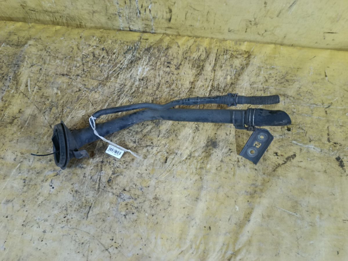 Заливная горловина топливного бака на Nissan March AK12 CR12DE Фото 1