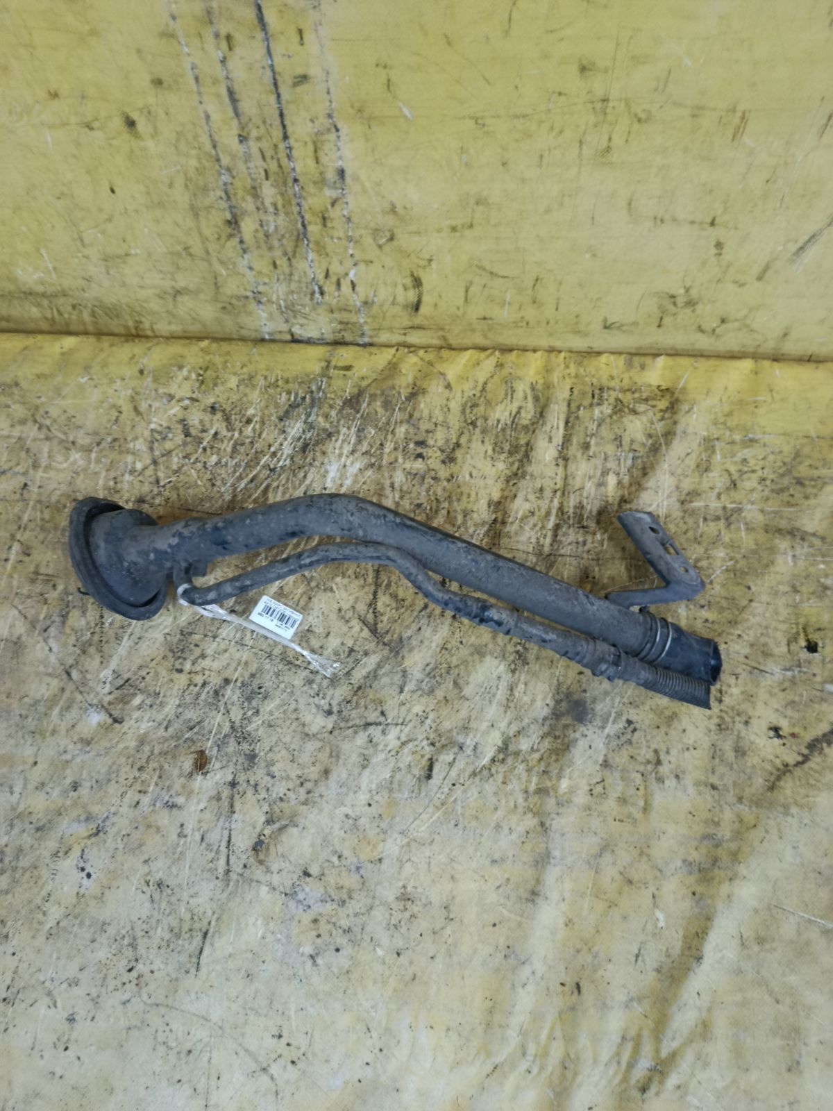 Заливная горловина топливного бака на Nissan March AK12 CR12DE Фото 2