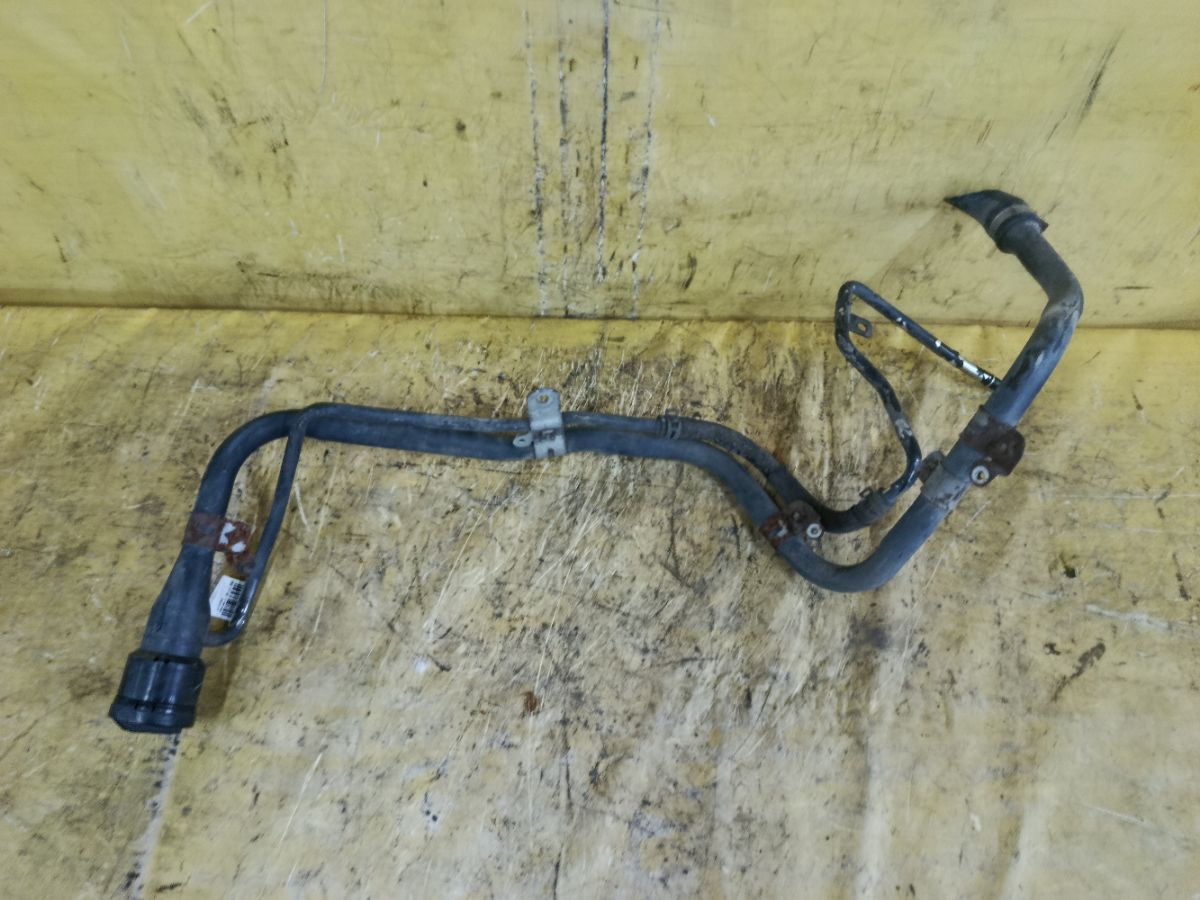 Заливная горловина топливного бака 77201-44191 на Toyota Isis ANM10G 1AZ-FSE Фото 2
