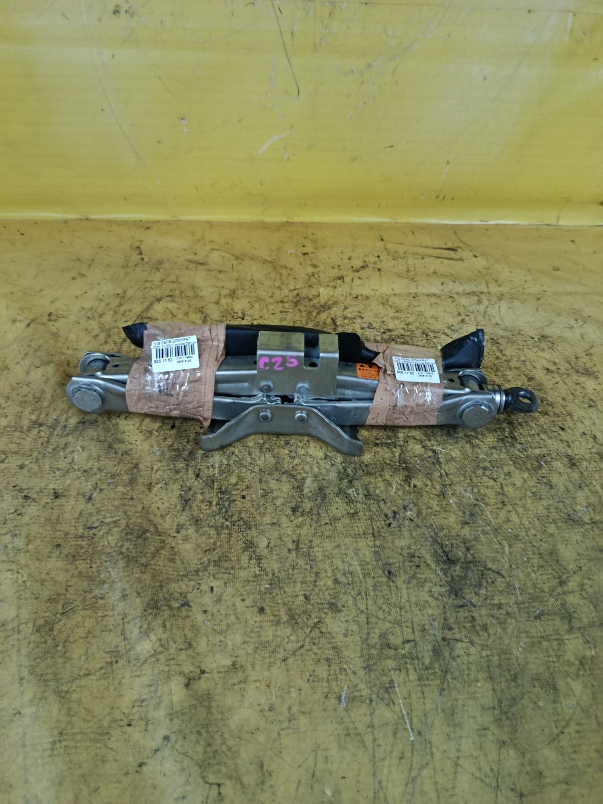 Домкрат на Nissan Serena C25 Фото 1