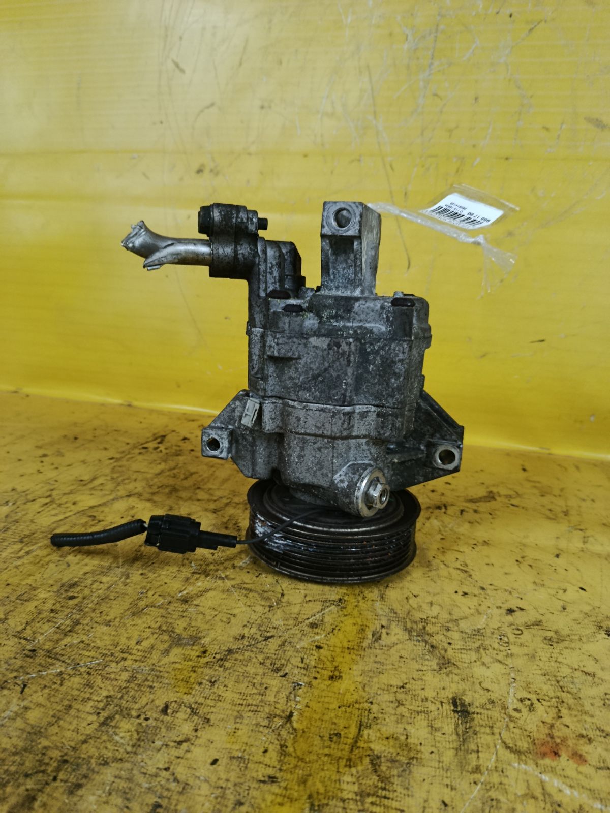 Компрессор кондиционера 92600-ED07B на Nissan Note E11 HR15DE Фото 2