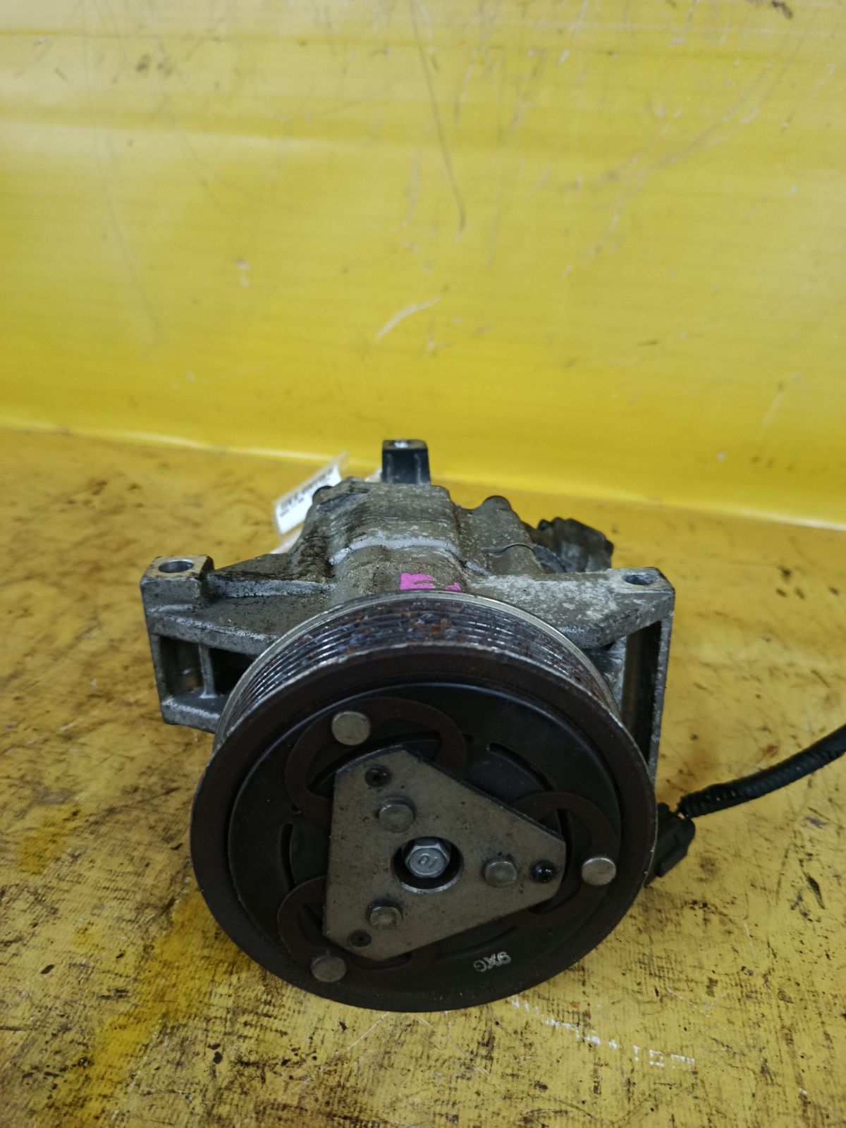 Компрессор кондиционера 92600-ED07B на Nissan Note E11 HR15DE Фото 5