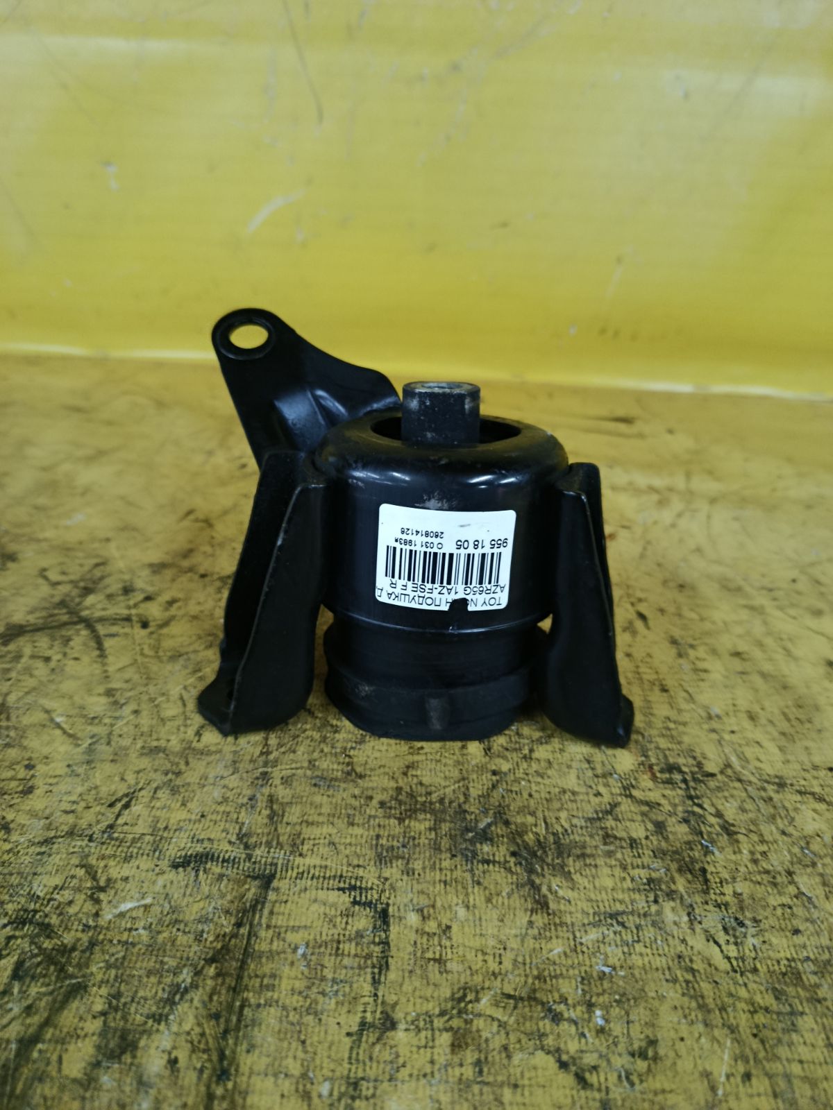 Подушка двигателя на Toyota Noah AZR65G 1AZ-FSE Фото 1