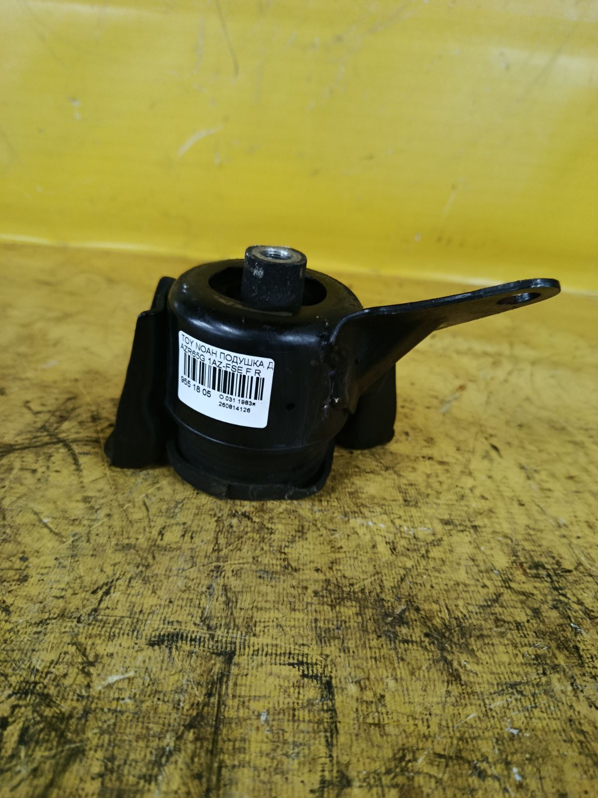 Подушка двигателя на Toyota Noah AZR65G 1AZ-FSE Фото 2