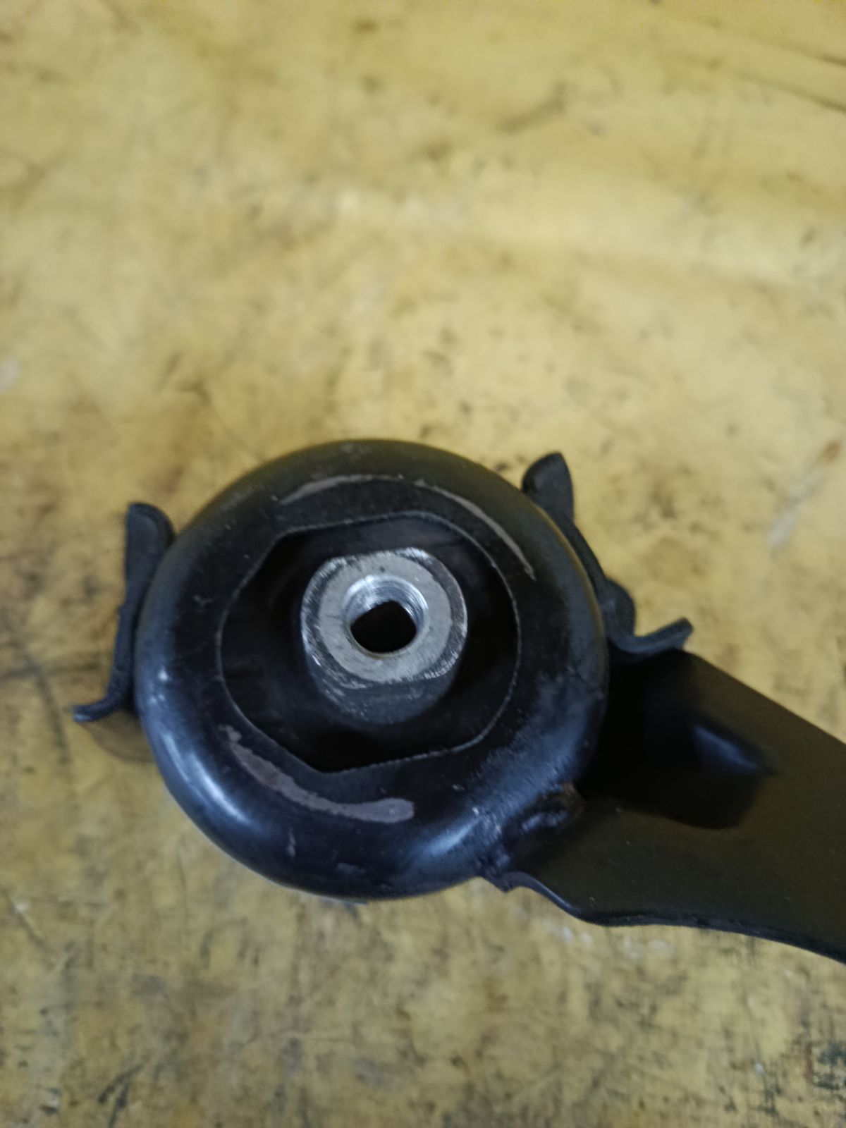 Подушка двигателя на Toyota Noah AZR65G 1AZ-FSE Фото 3