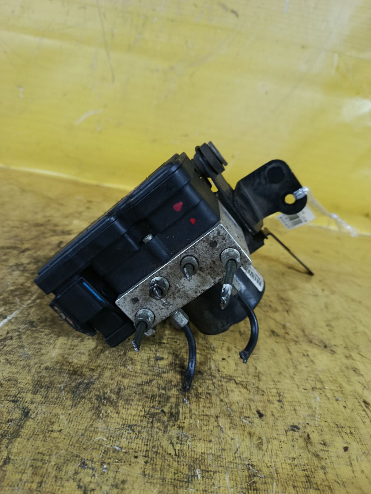 Блок ABS 4S61-2M110-AC на Mazda Verisa DC5W ZY-VE Фото 2