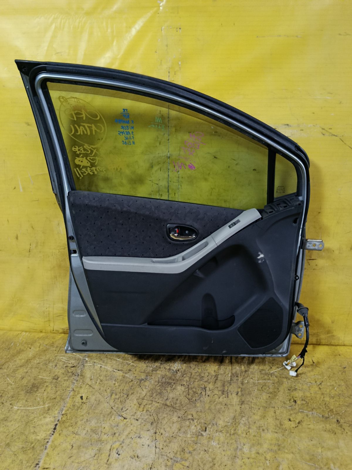Дверь боковая на Toyota Vitz SCP90 Фото 5