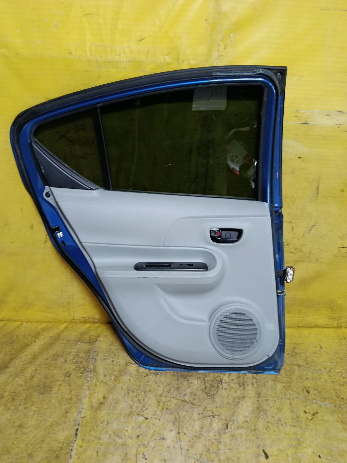 Дверь боковая на Toyota Aqua NHP10 Фото 4