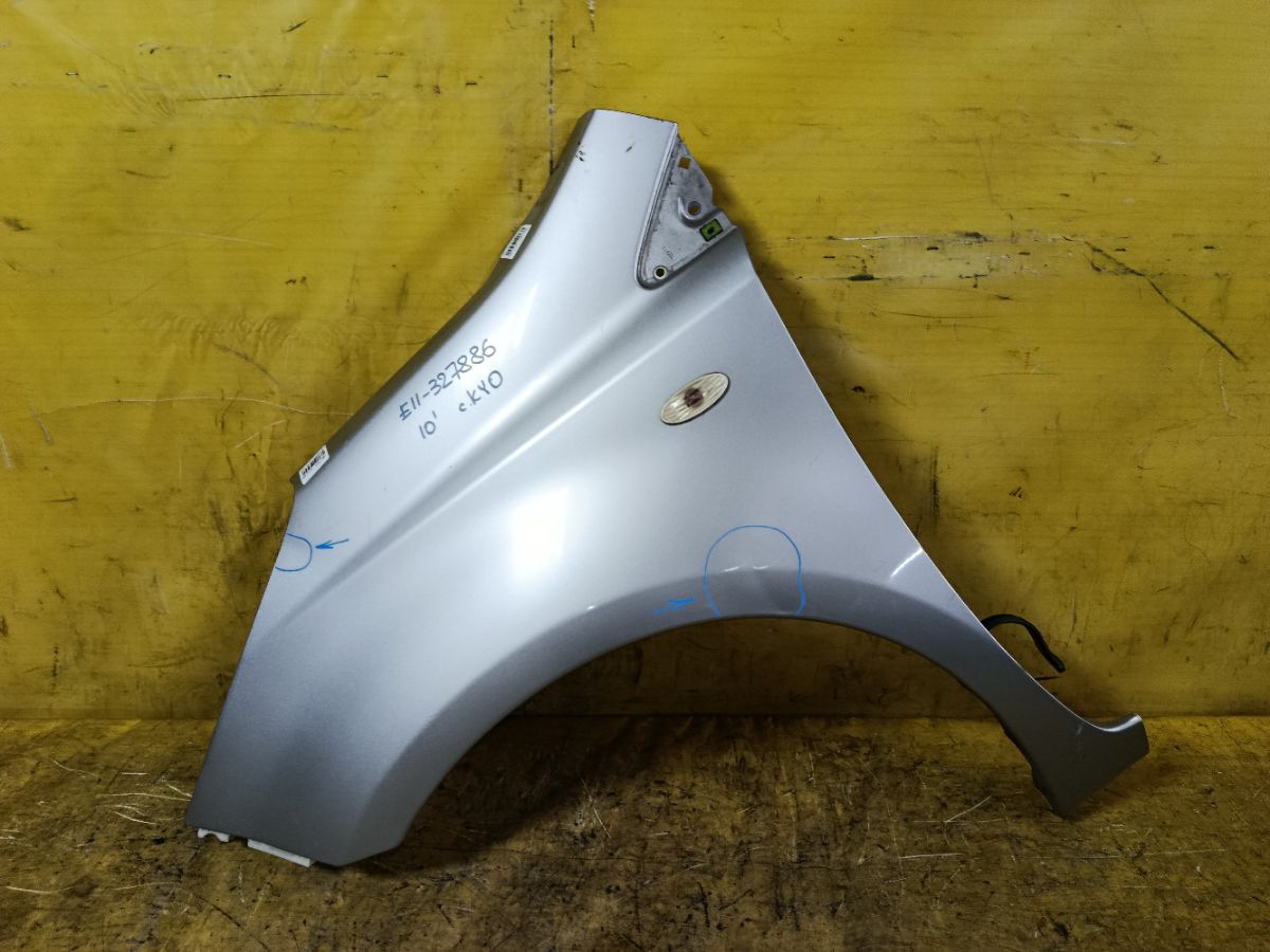 Крыло переднее на Nissan Note E11 Фото 1