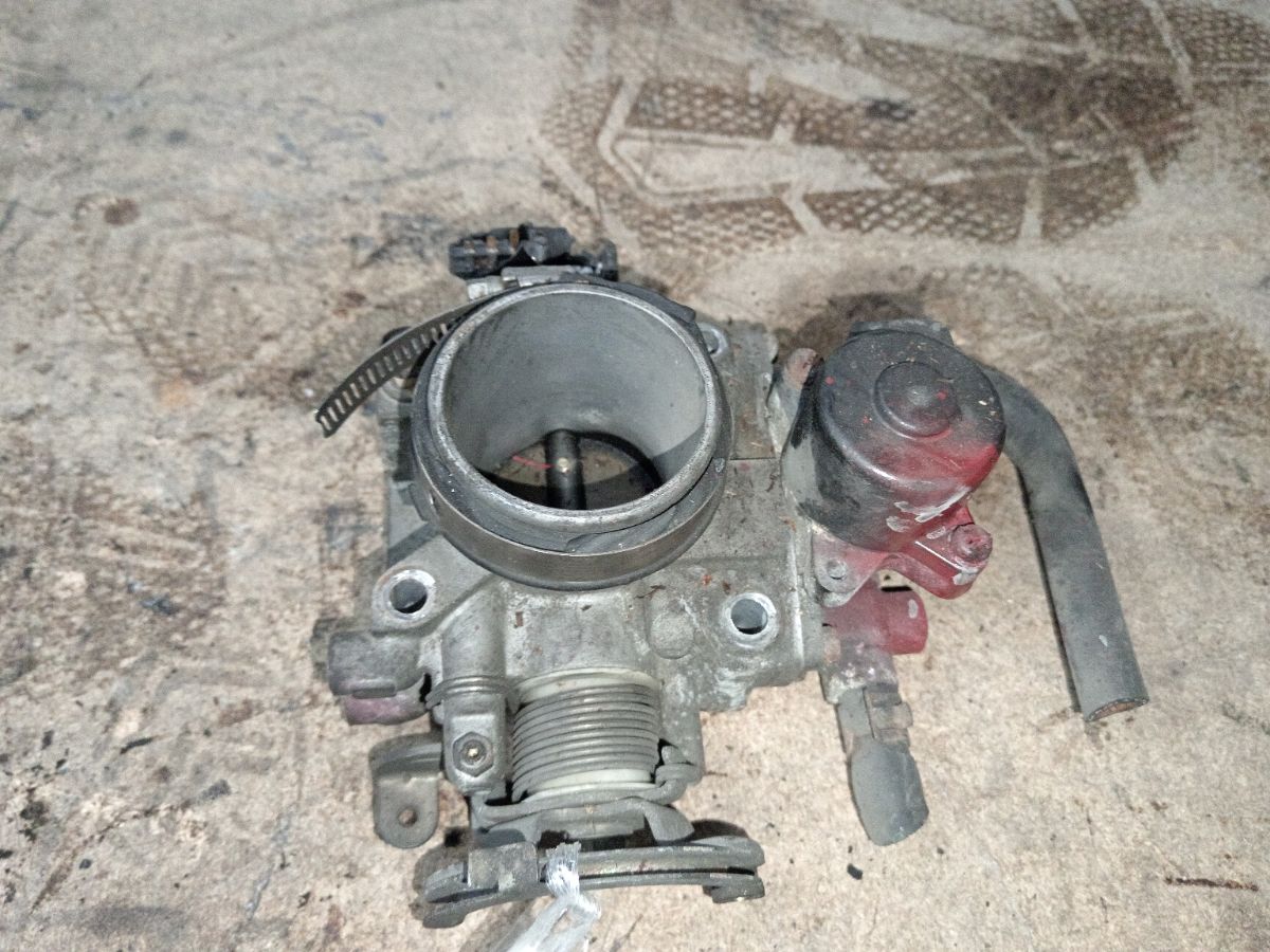 Дроссельная заслонка на Nissan Almera N16 QG16DE Фото 1