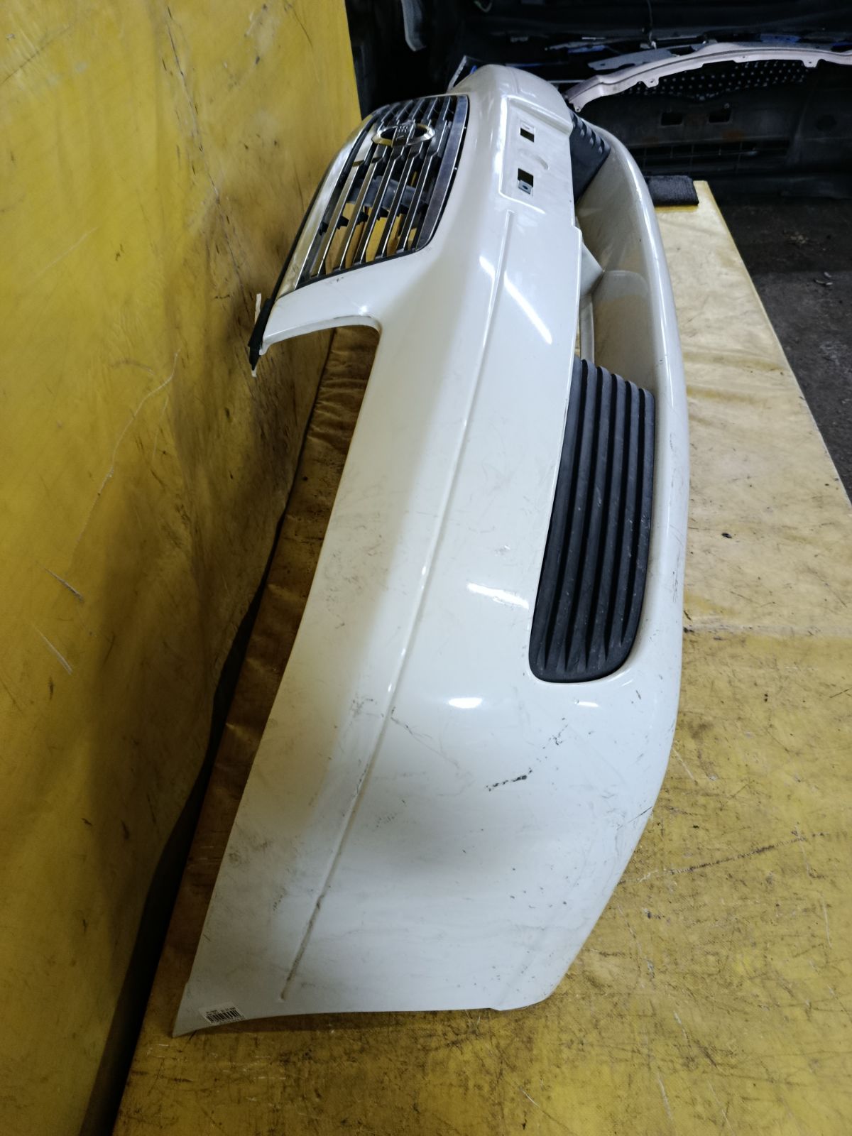 Бампер 62022-8N040 на Nissan Sunny FB15 Фото 6