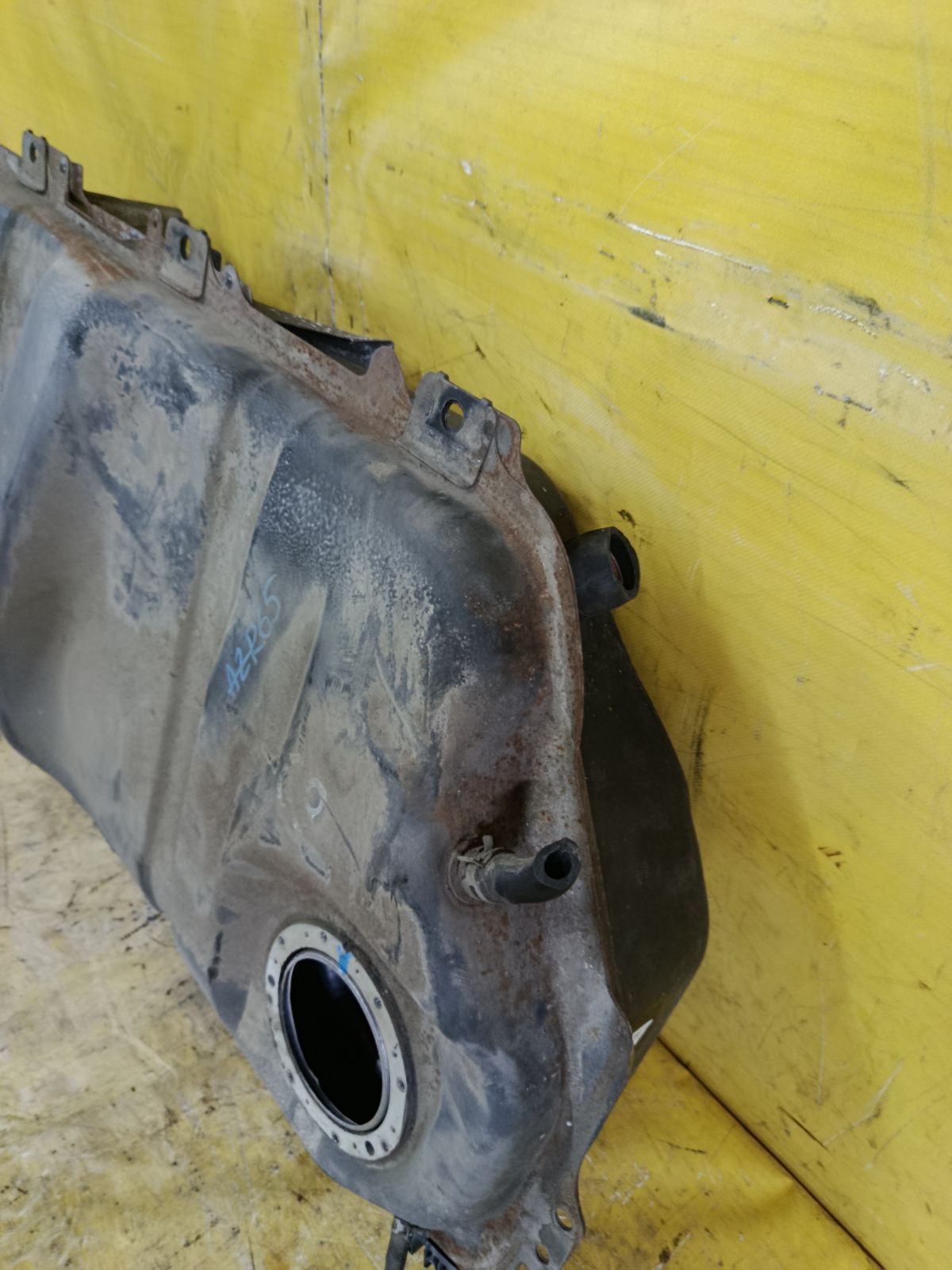 Бак топливный на Toyota Noah AZR65G 1AZ-FSE Фото 2