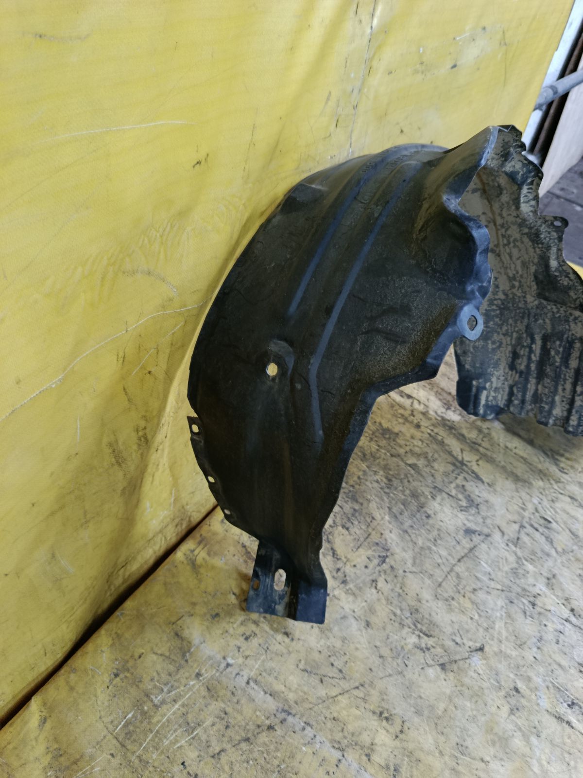Подкрылок 63843-4M400 на Nissan Sunny FB15 QG15DE Фото 3