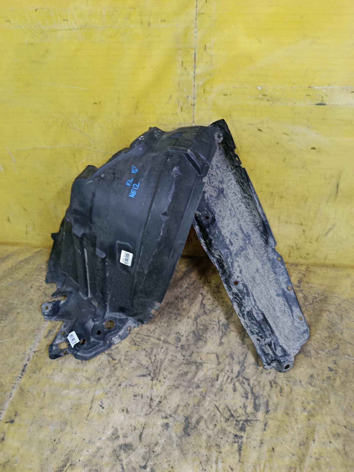 Подкрылок 63843-3VA0A на Nissan Note E12 HR12DE Фото 1