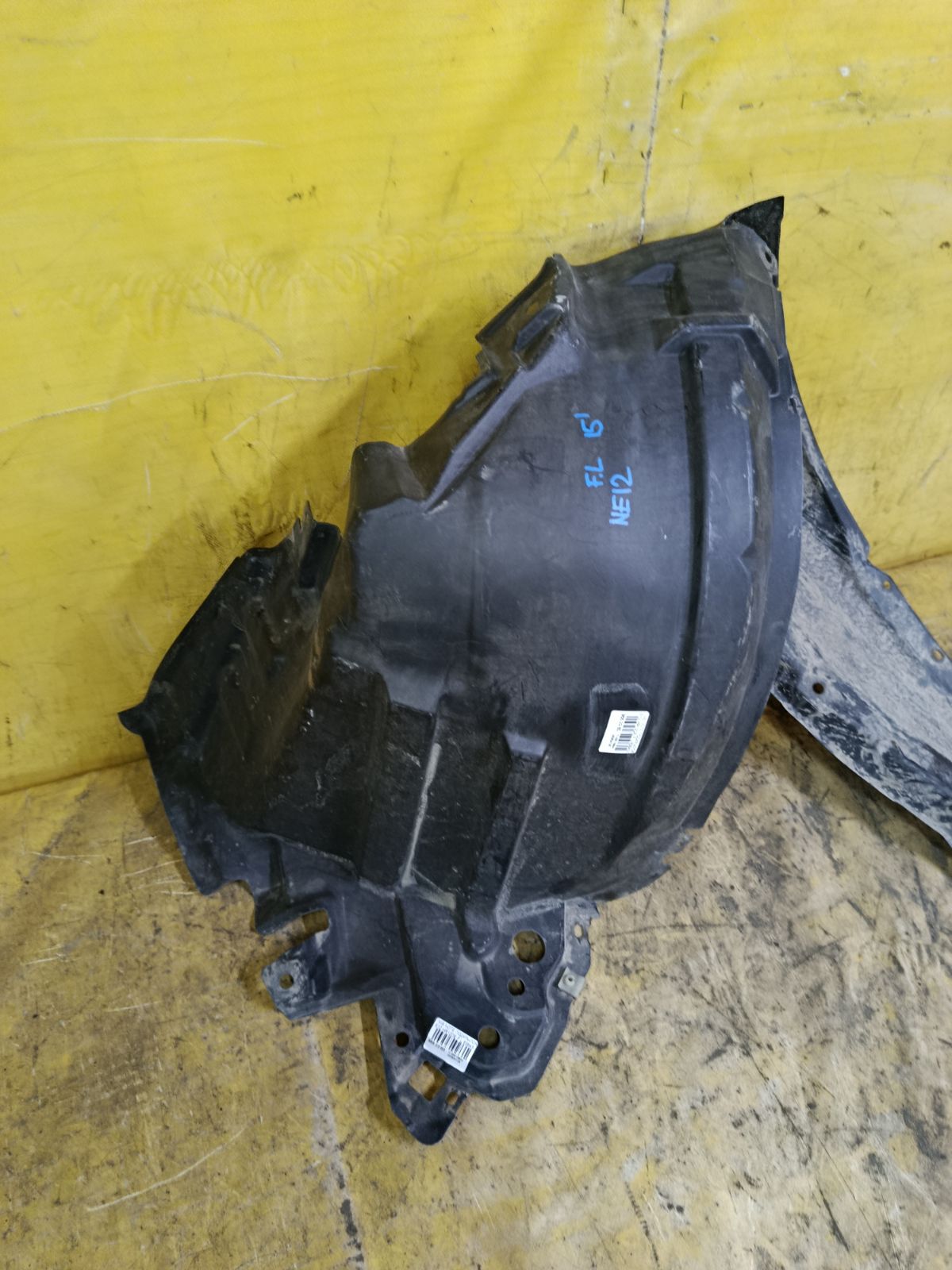 Подкрылок 63843-3VA0A на Nissan Note E12 HR12DE Фото 2