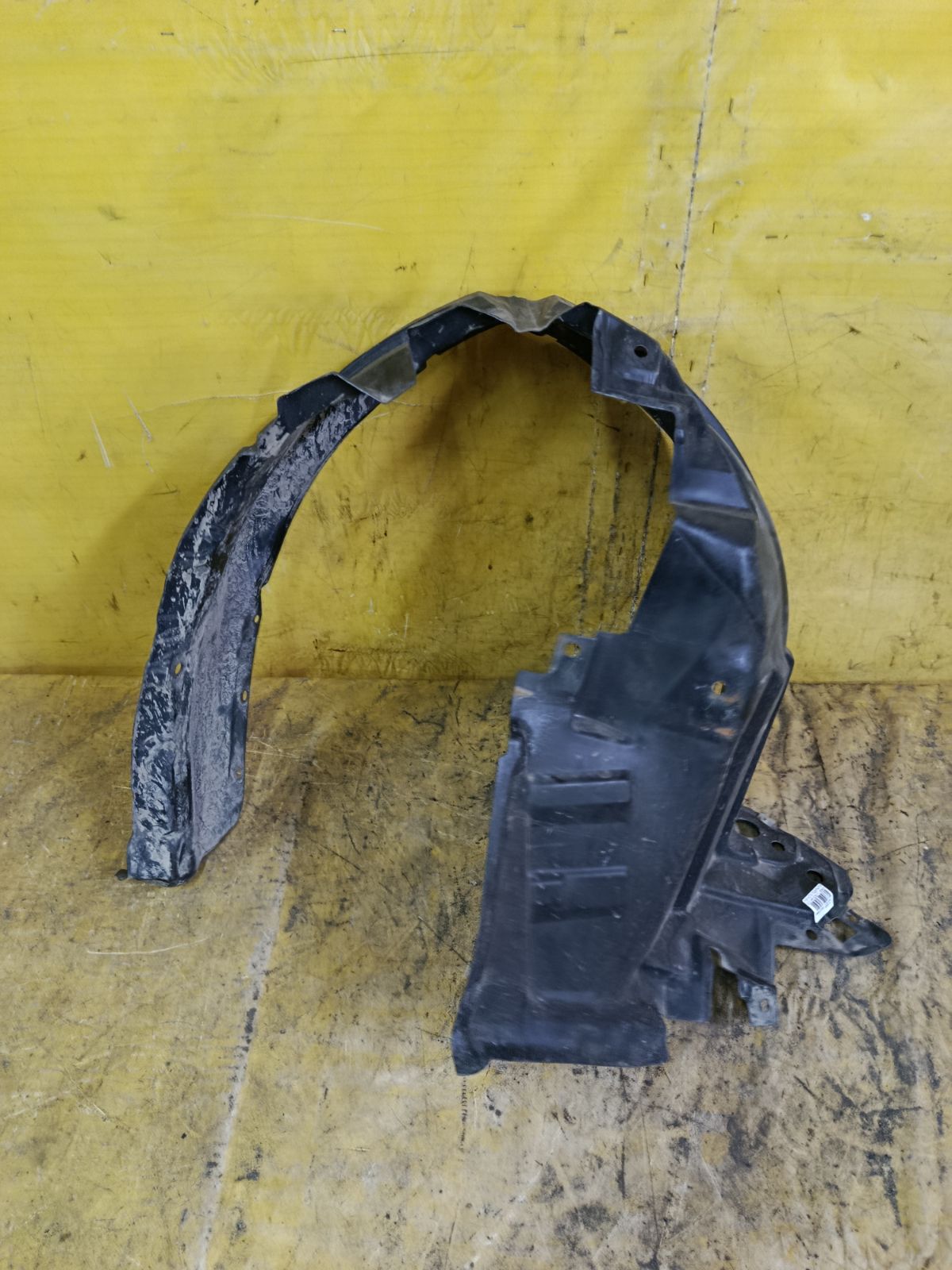 Подкрылок 63843-3VA0A на Nissan Note E12 HR12DE Фото 3