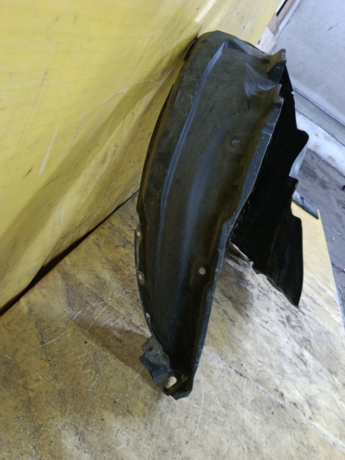 Подкрылок 63843-3VA0A на Nissan Note E12 HR12DE Фото 4