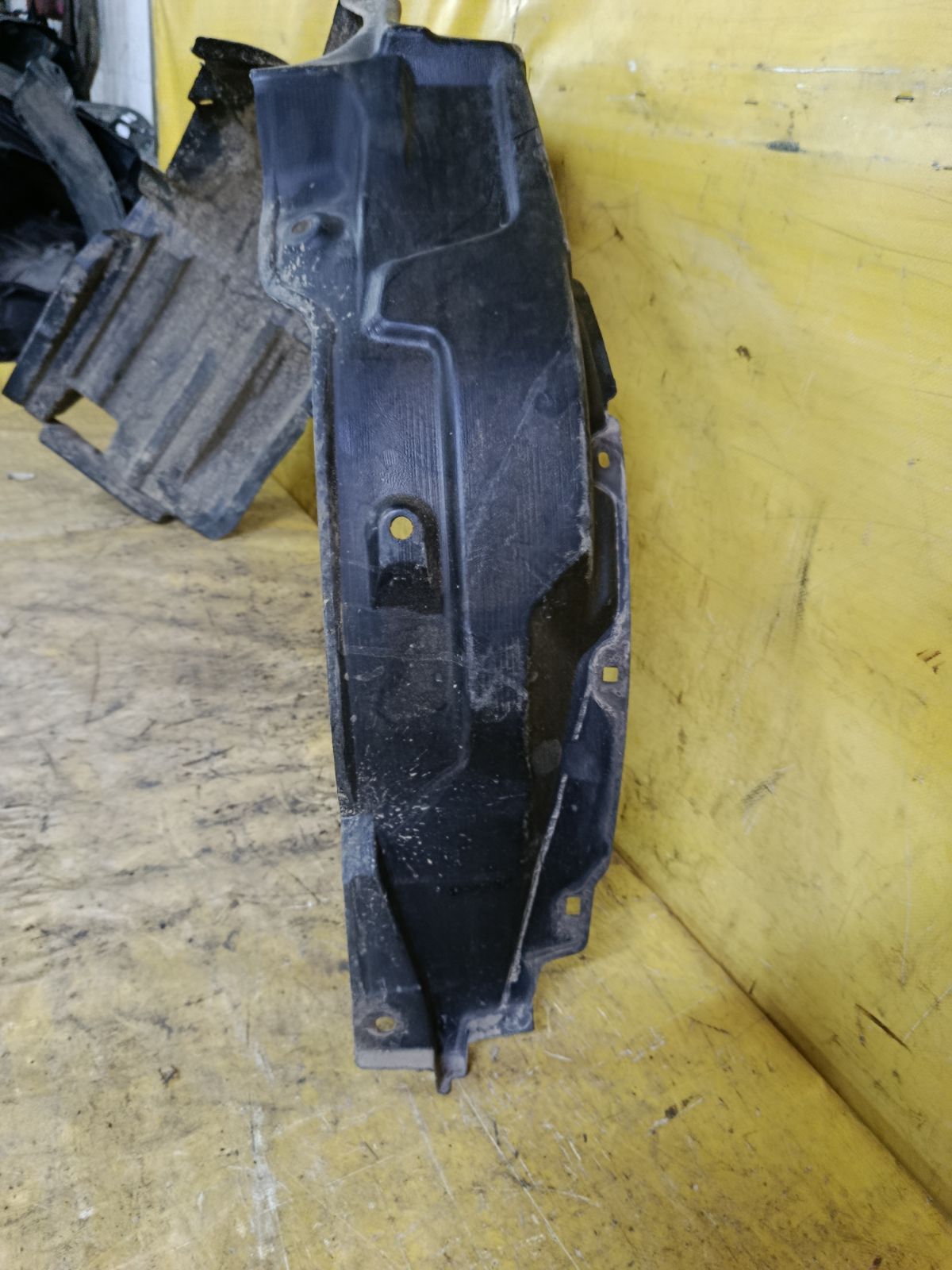 Подкрылок 53875-28201 на Toyota Voxy ZRR70G 3ZR-FAE Фото 4