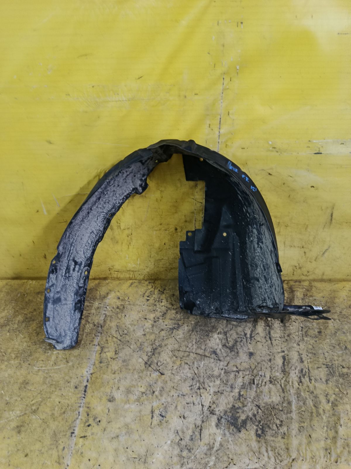 Подкрылок 63842-3VA0A на Nissan Note E12 HR12DE Фото 1