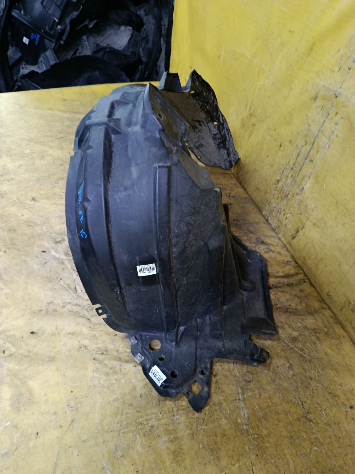 Подкрылок 63842-3VA0A на Nissan Note E12 HR12DE Фото 2
