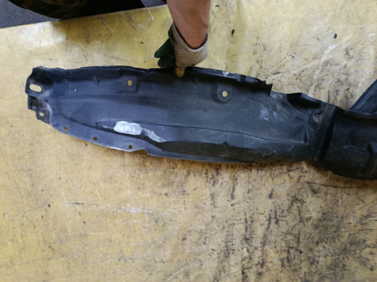Подкрылок 63842-3VA0A на Nissan Note E12 HR12DE Фото 3
