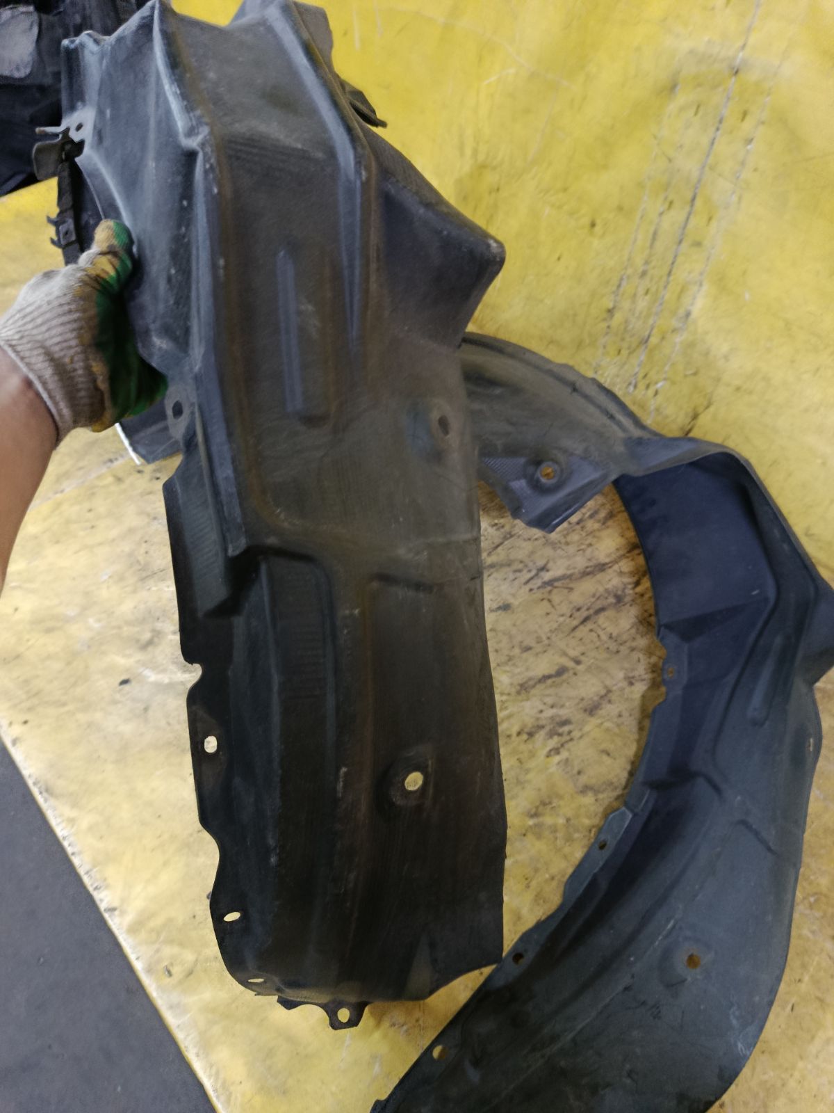 Подкрылок 53875-28150, 53876-28190 на Toyota Noah AZR60G 1AZ-FSE Фото 2