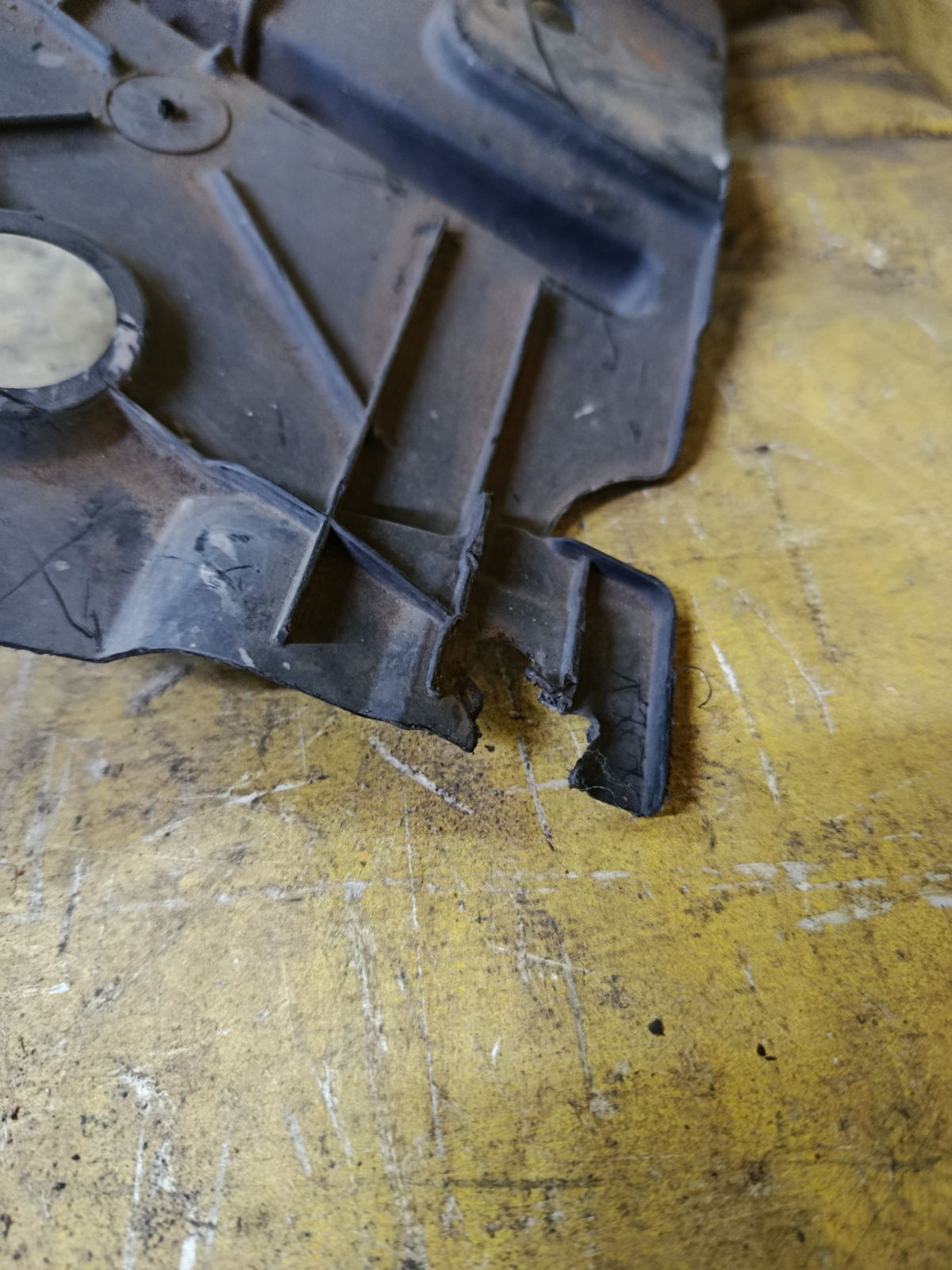 Подкрылок 63840-1U600, 212630, 2711FP1, 2711FP1T, 63840-8Y20A, 63840-9U000, 63840-9U20A, 63840-9U20B, 638429U000, 8400-618, 915.NS11115R, 974592, DS11174AR, DT501016L0R00, FP 5013 388, NNNOT06-300-R, NNNOT06300R, NNNOT06301R, PDS11174AR, ST-DTE1-016L-1 на Nissan Note E11 HR15DE Фото 3