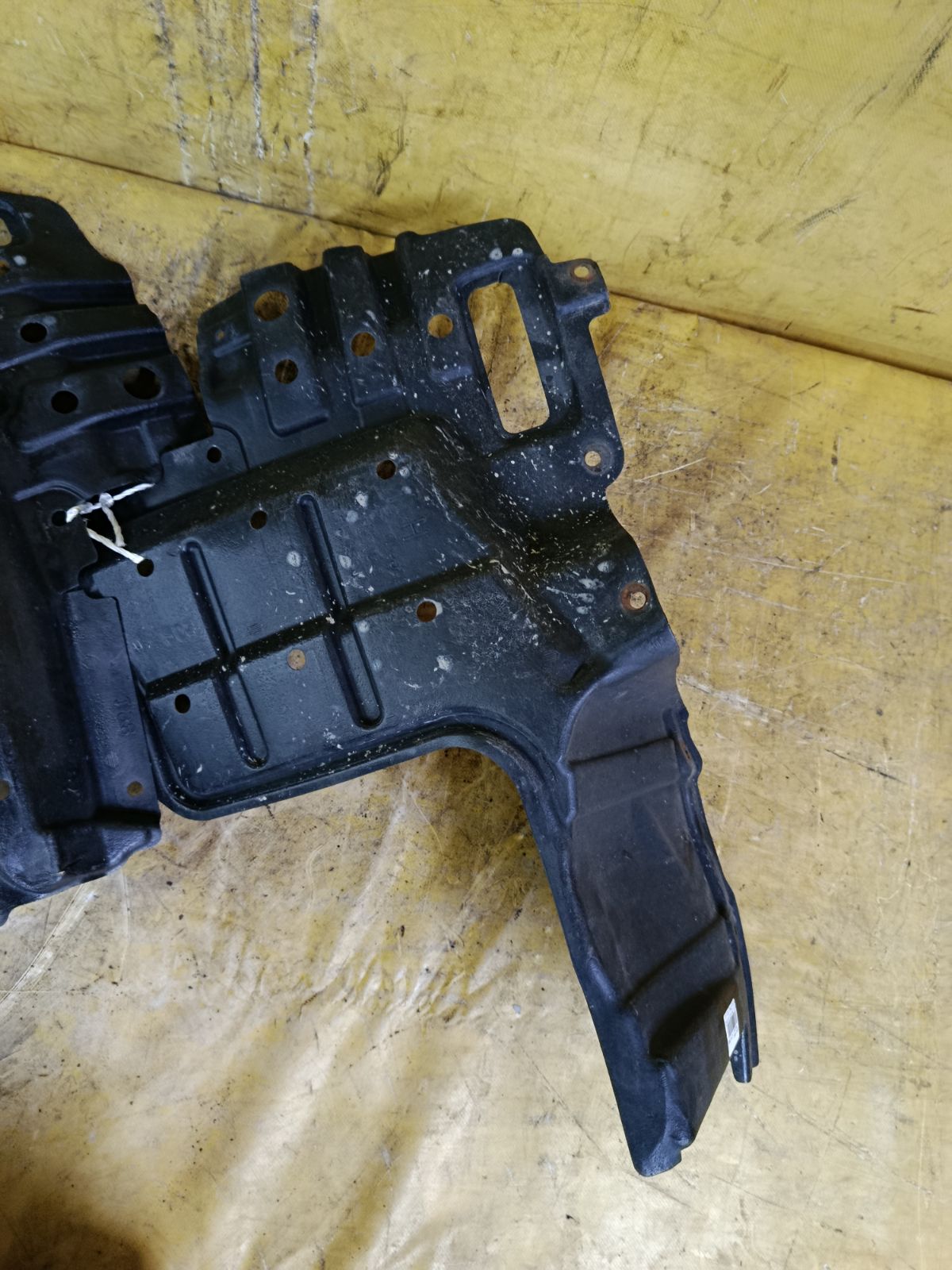 Защита двигателя 52618-28020, 51441-2870, 51442-28150 на Toyota Voxy ZRR70G 3ZR-FAE Фото 2