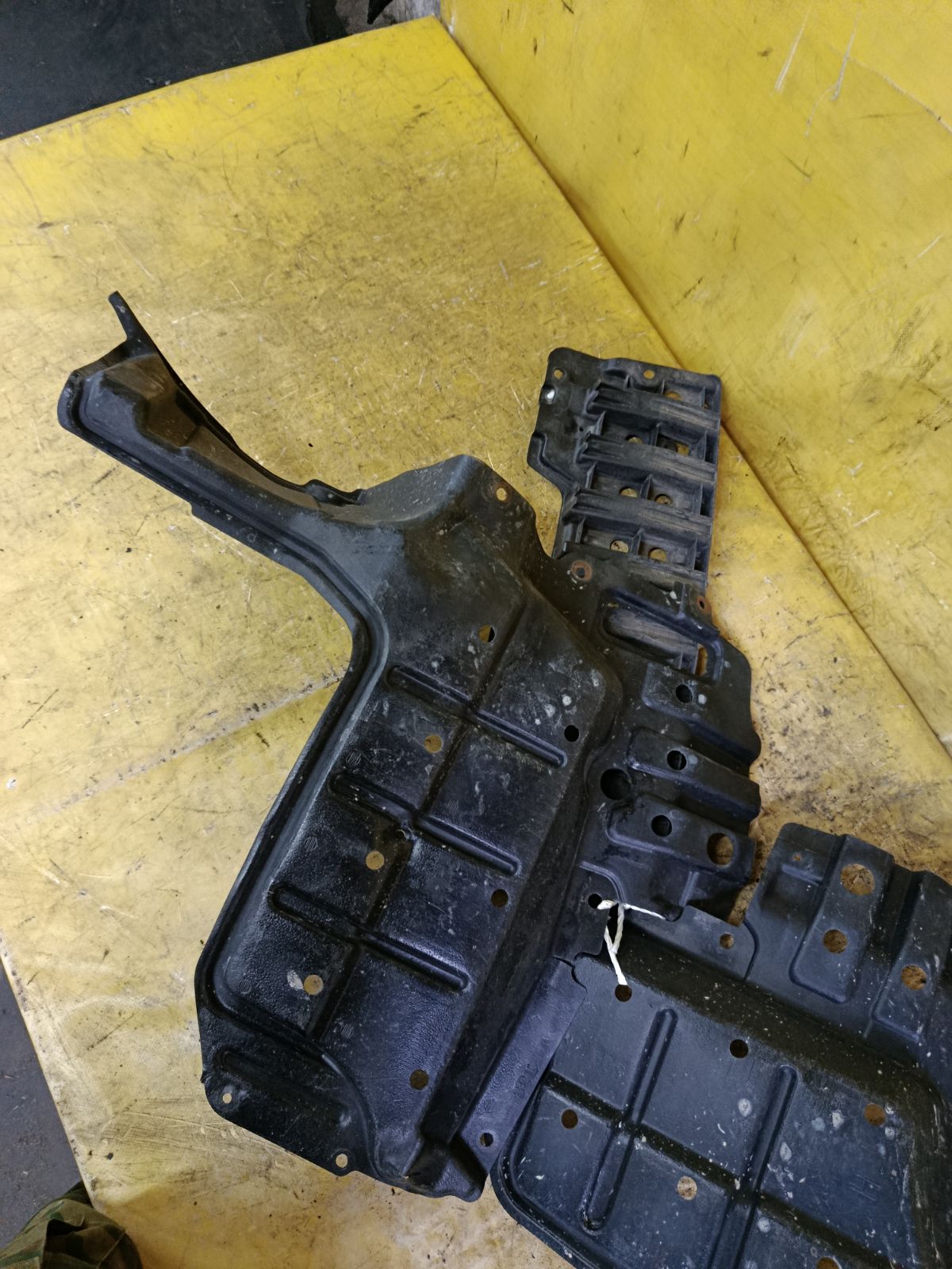 Защита двигателя 52618-28020, 51441-2870, 51442-28150 на Toyota Voxy ZRR70G 3ZR-FAE Фото 3
