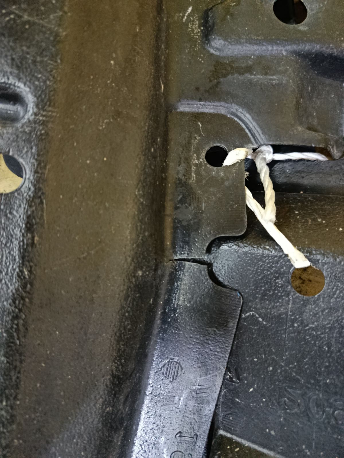 Защита двигателя 52618-28020, 51441-2870, 51442-28150 на Toyota Voxy ZRR70G 3ZR-FAE Фото 4