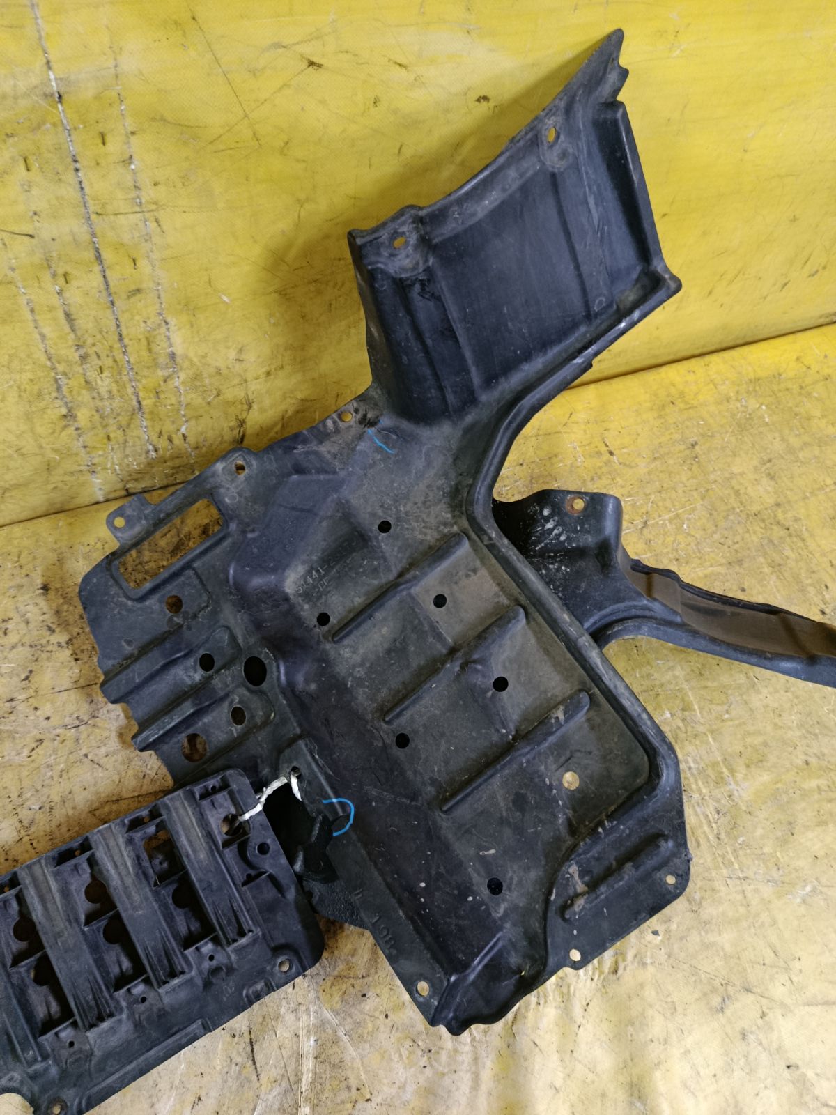Защита двигателя 52618-28020, 51441-2870, 51442-28150 на Toyota Voxy ZRR70G 3ZR-FAE Фото 5