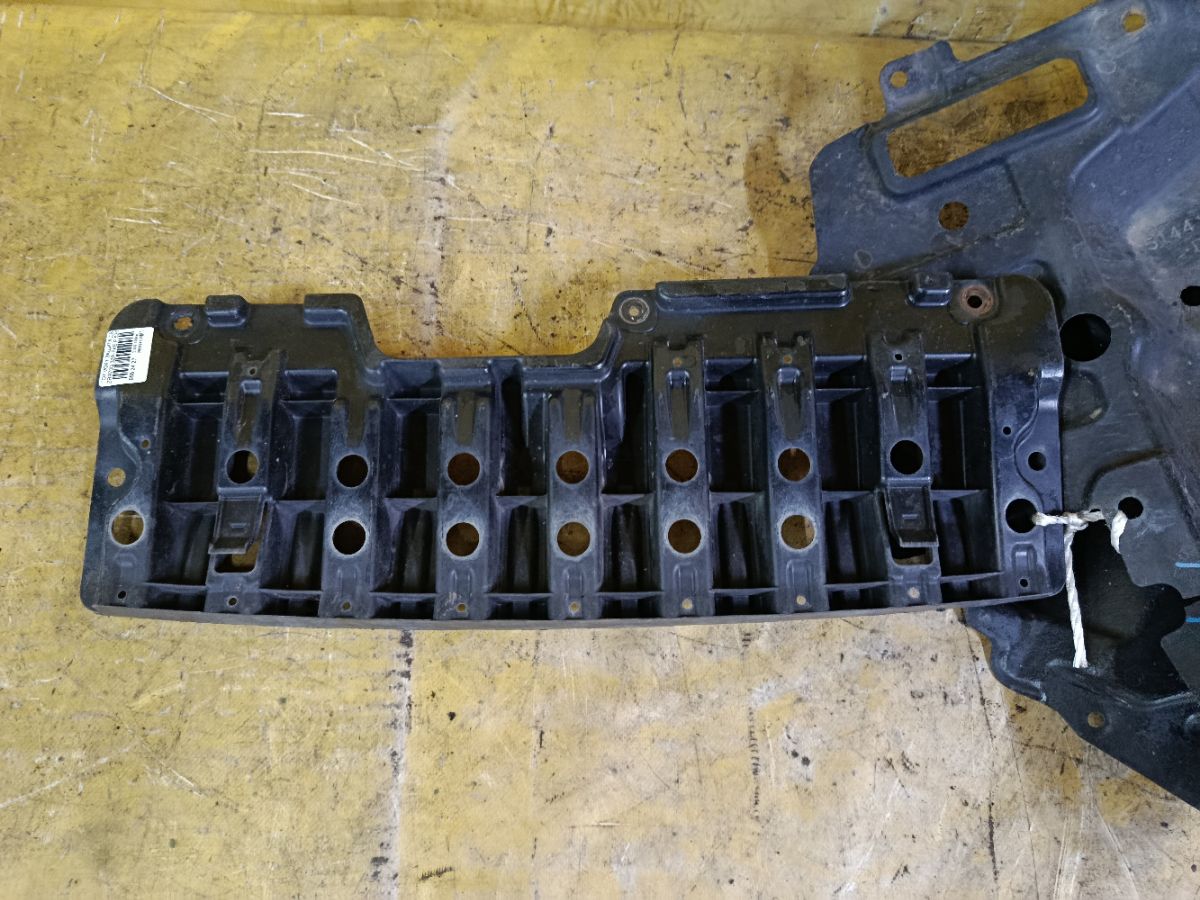 Защита двигателя 52618-28020, 51441-2870, 51442-28150 на Toyota Voxy ZRR70G 3ZR-FAE Фото 9