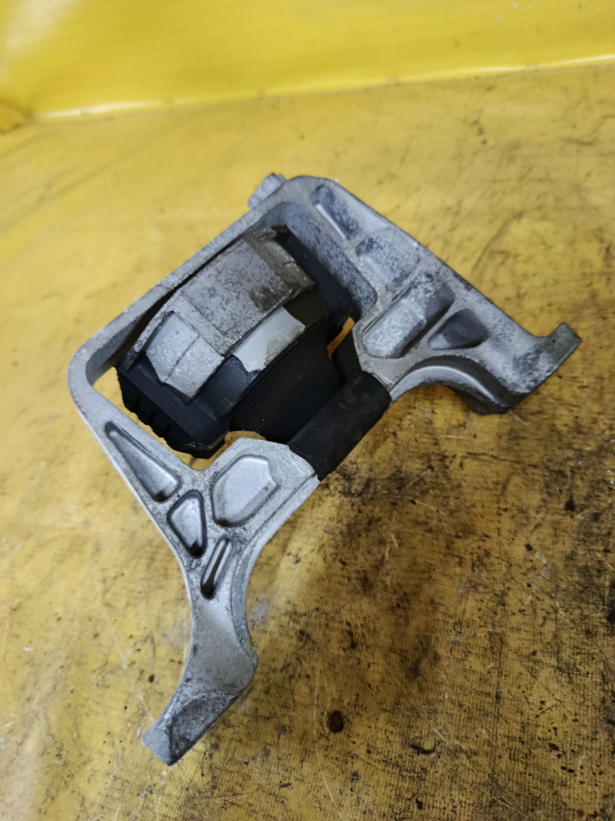 Подушка двигателя на Mazda Axela BK5P ZY-VE Фото 2