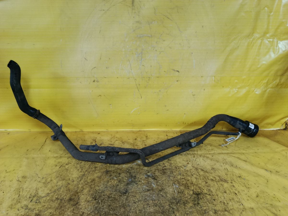 Заливная горловина топливного бака 77201-28240, 77201-28290 на Toyota Noah AZR60G 1AZ-FSE Фото 1